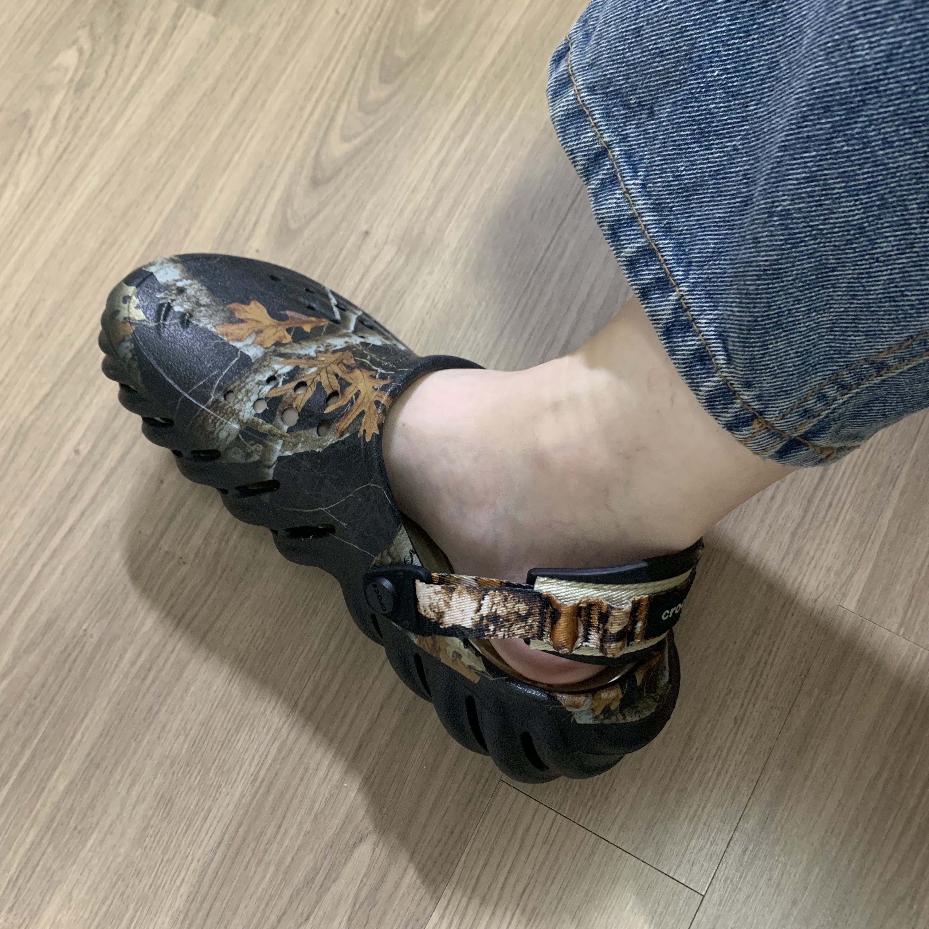 Crocs Echo Clog Real Tree Black 착용 스타일 - 2