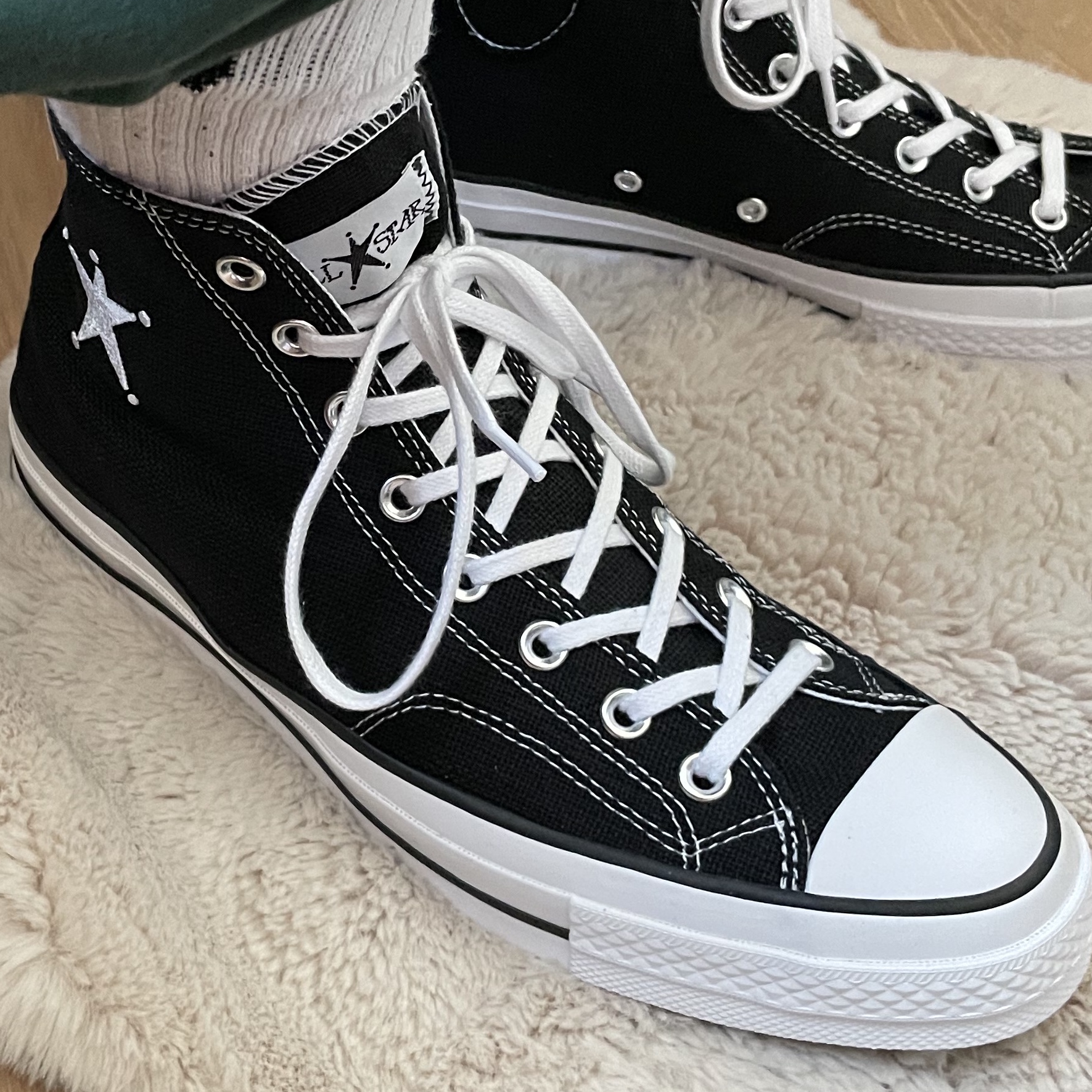 Converse x Stussy Chuck 70 High Black 착용 스타일 - 5
