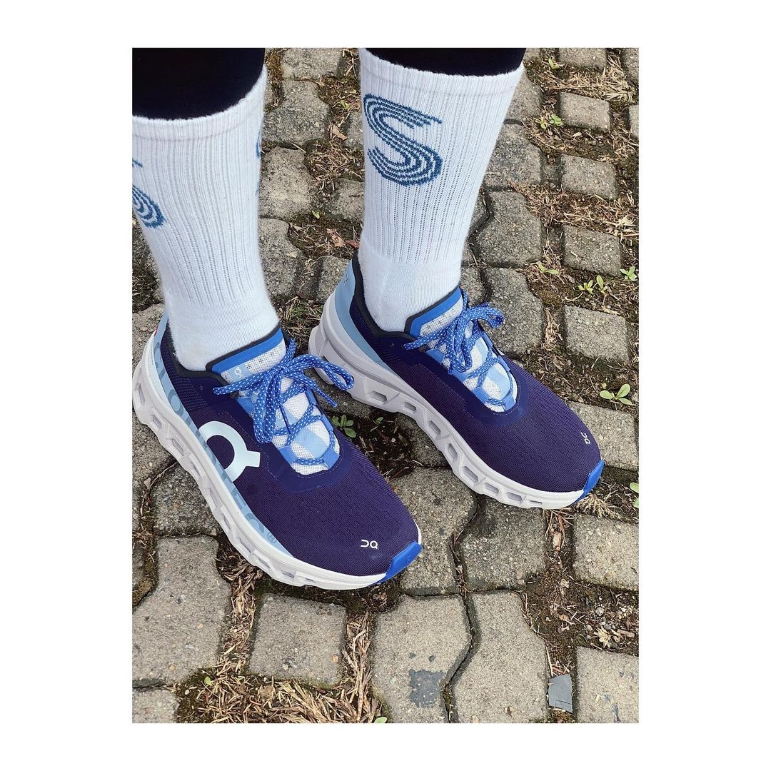 On Running Women On Cloud Monster Acai Lavender 착용 스타일 - 2