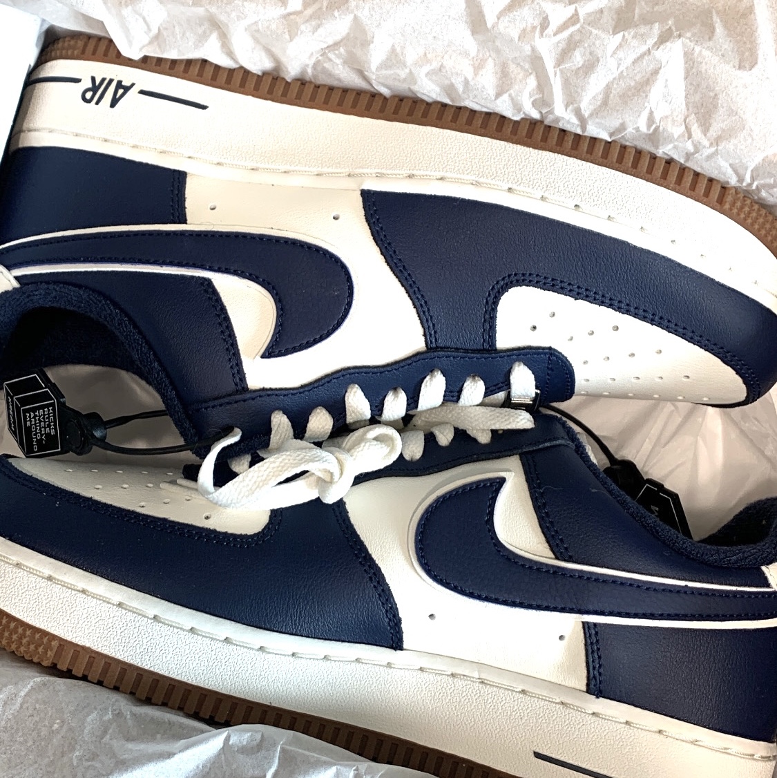 Nike Air Force 1 '07 LV8 Midnight Navy 착용 스타일