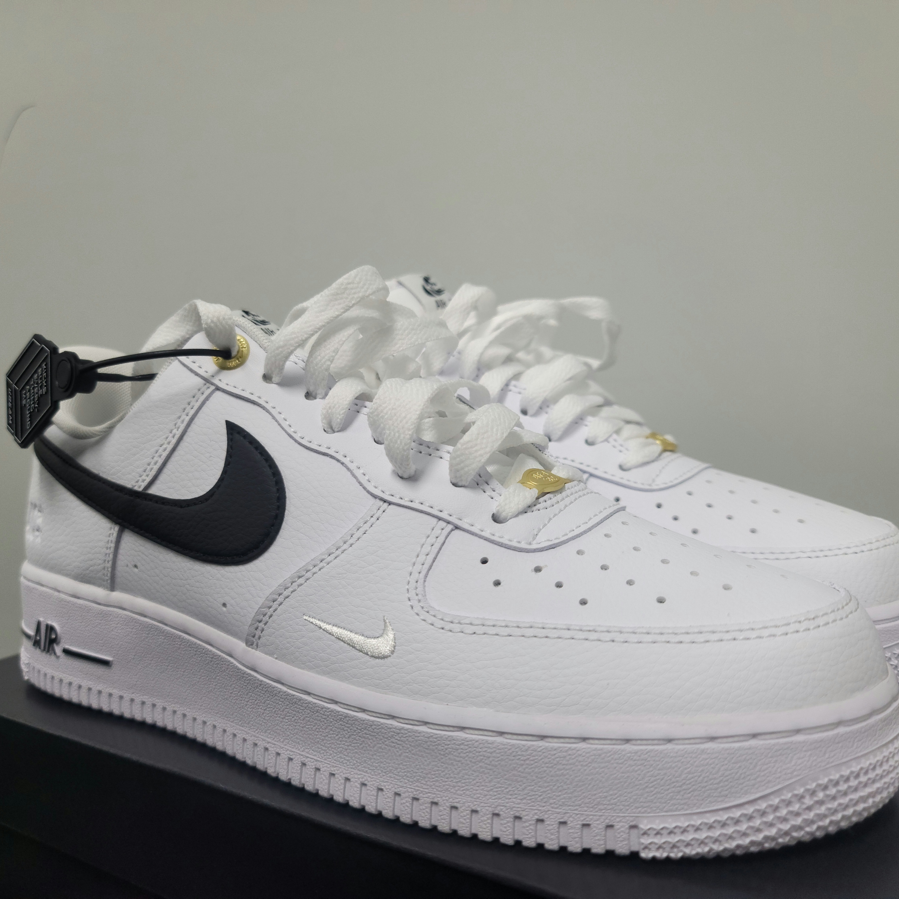Nike Air Force 1 '07 LV8 40th Anniversary Join Forces White Black 착용 스타일 - 3