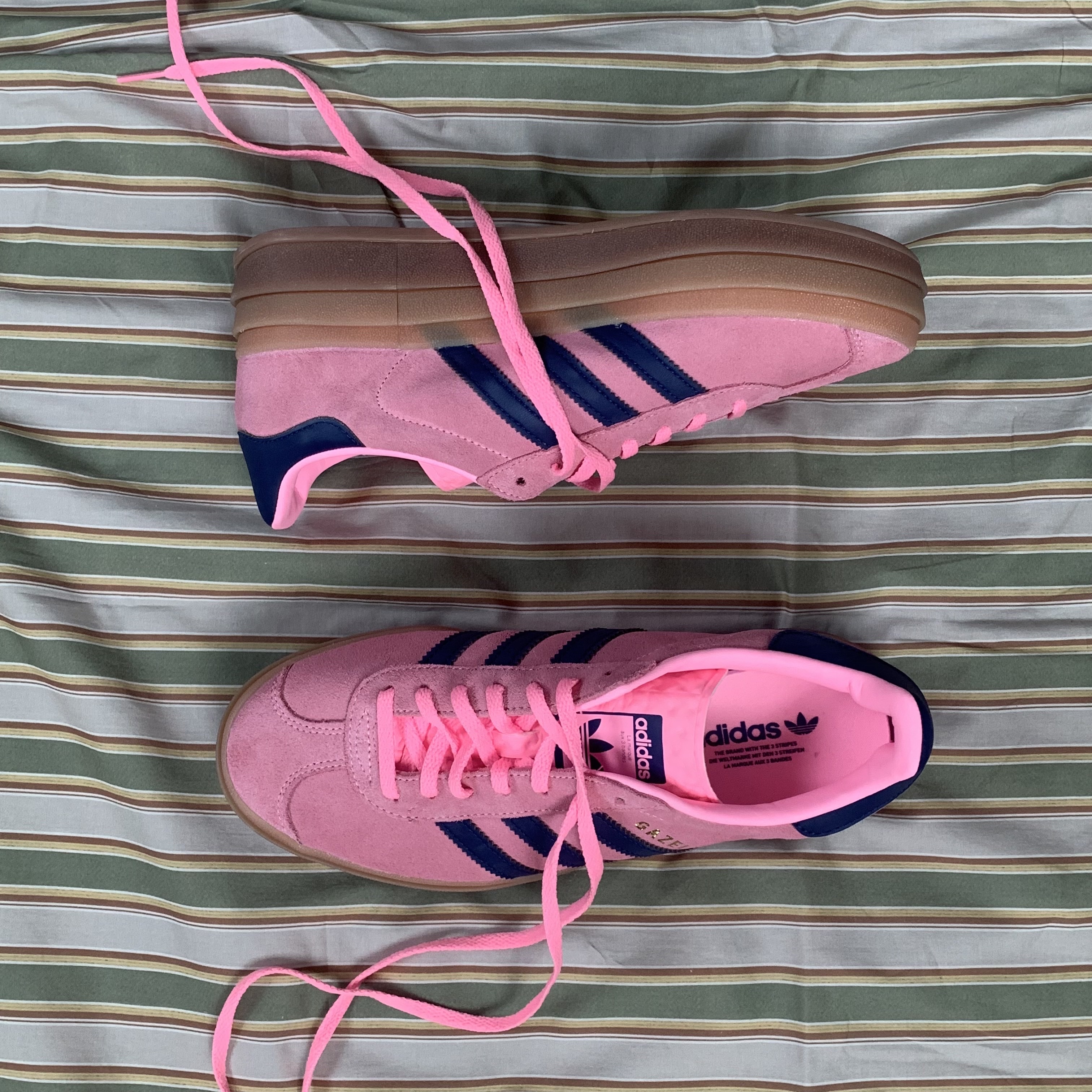 (W) Adidas Gazelle Bold Pink Glow Victory Blue 착용 스타일 - 1