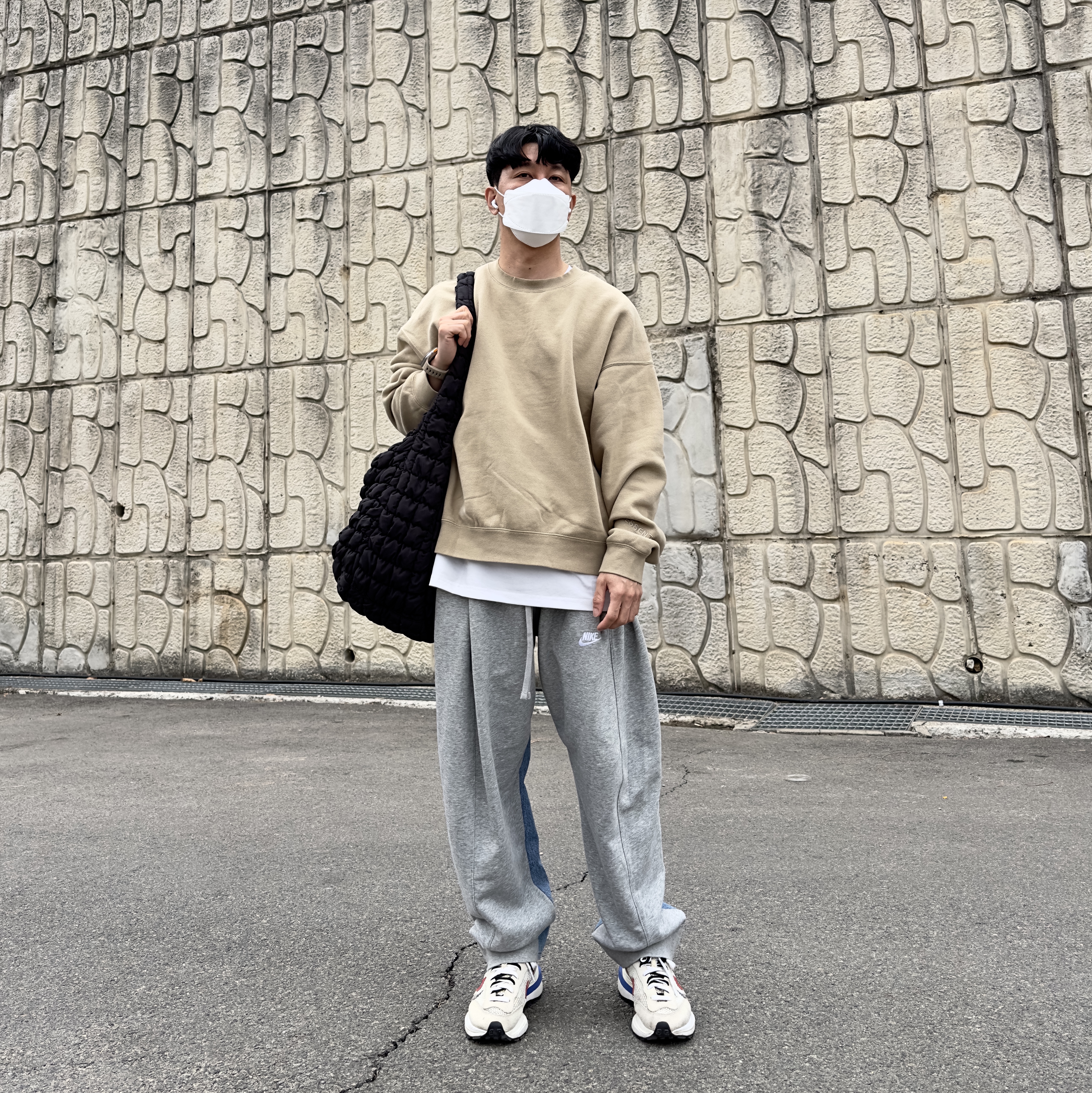 COS Quilted Oversized Shoulder Bag Black, Nike x Sacai VaporWaffle Royal Fuchsia 착용 스타일 - 1
