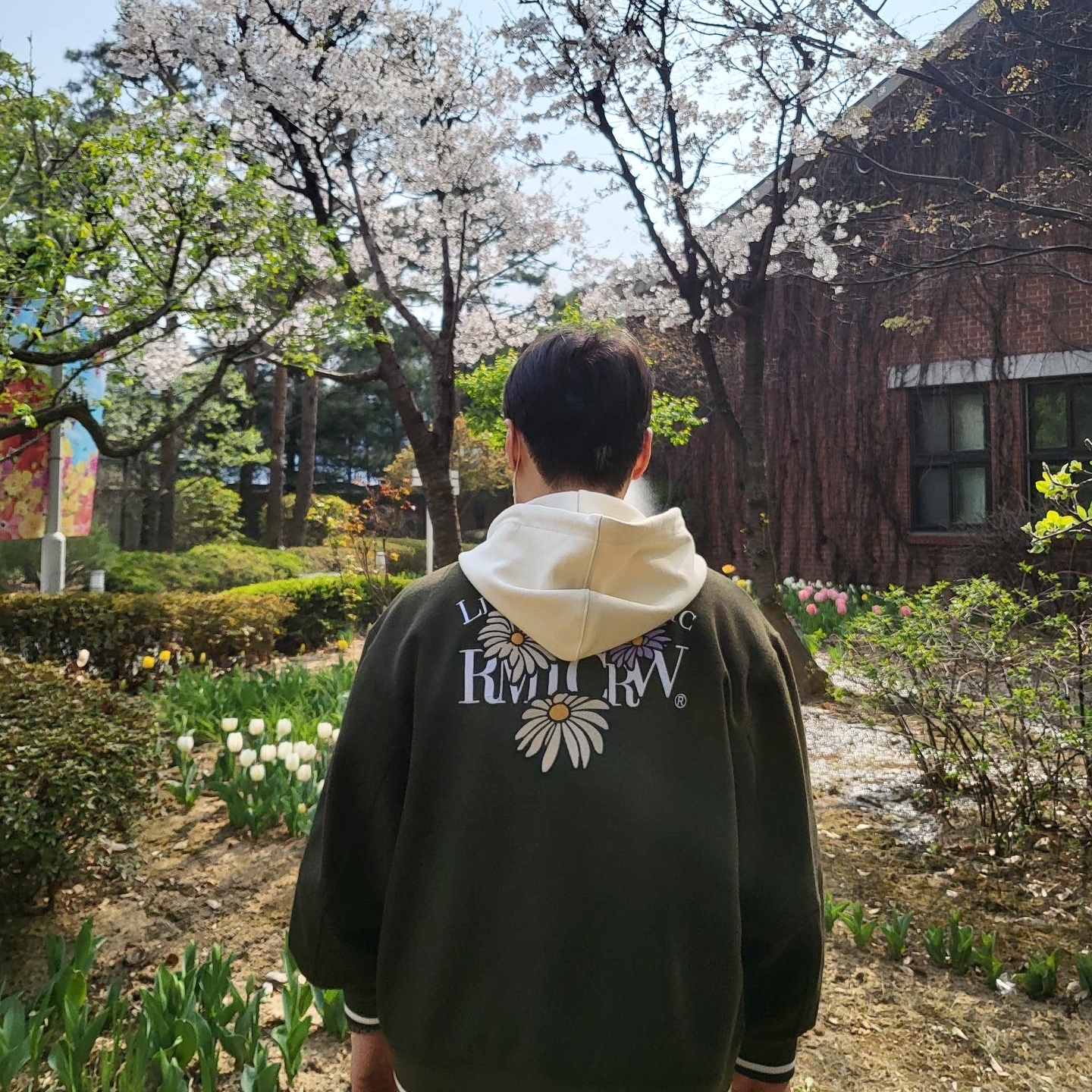 Jordan 1 x Travis Scott Retro Low OG SP Sail and Ridgerock, Wooyoungmi Flower Print Hoodie Ivory - 23SS 착용 스타일 - 3