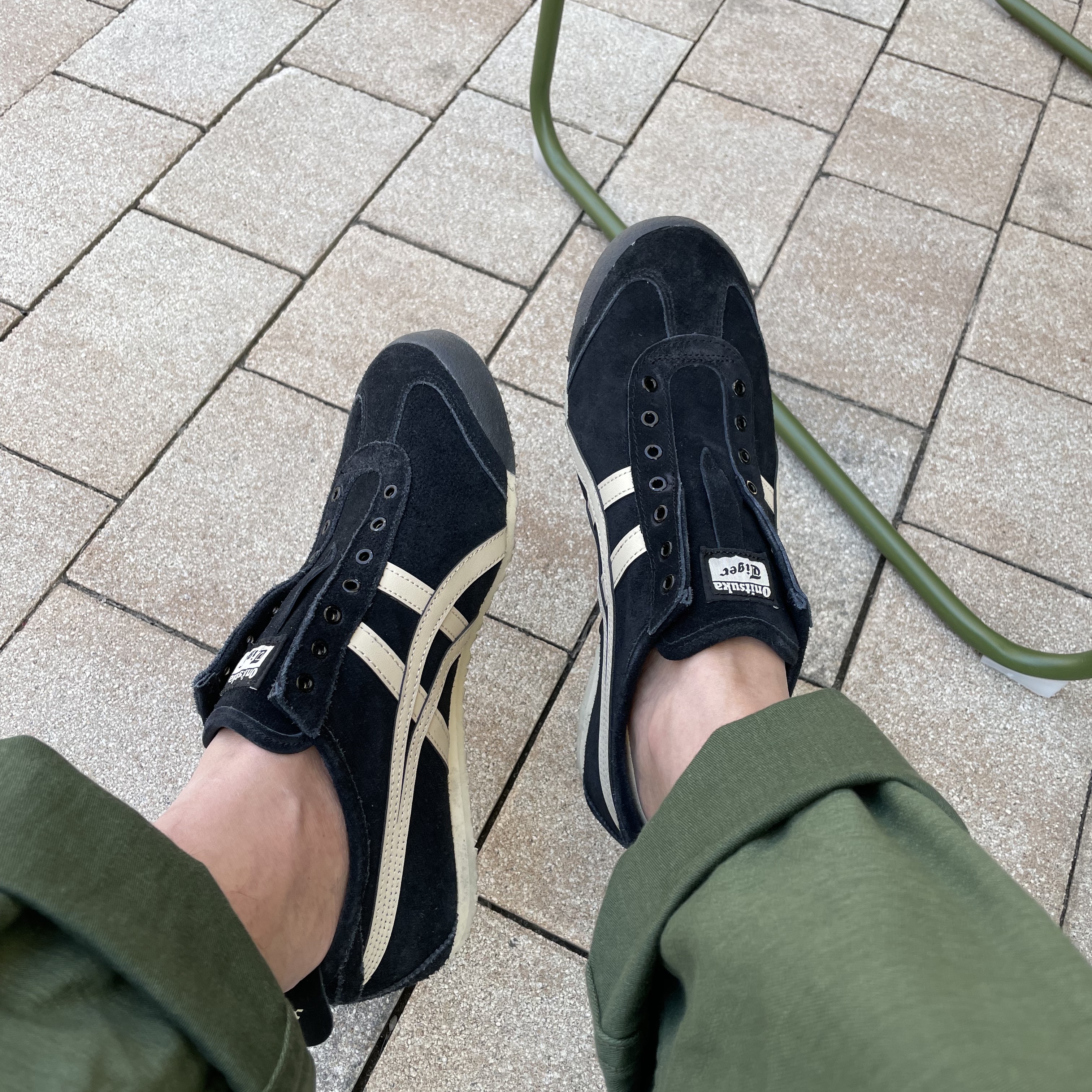 Onitsuka Tiger Mexico 66 Slip-On Black Putty 착용 스타일