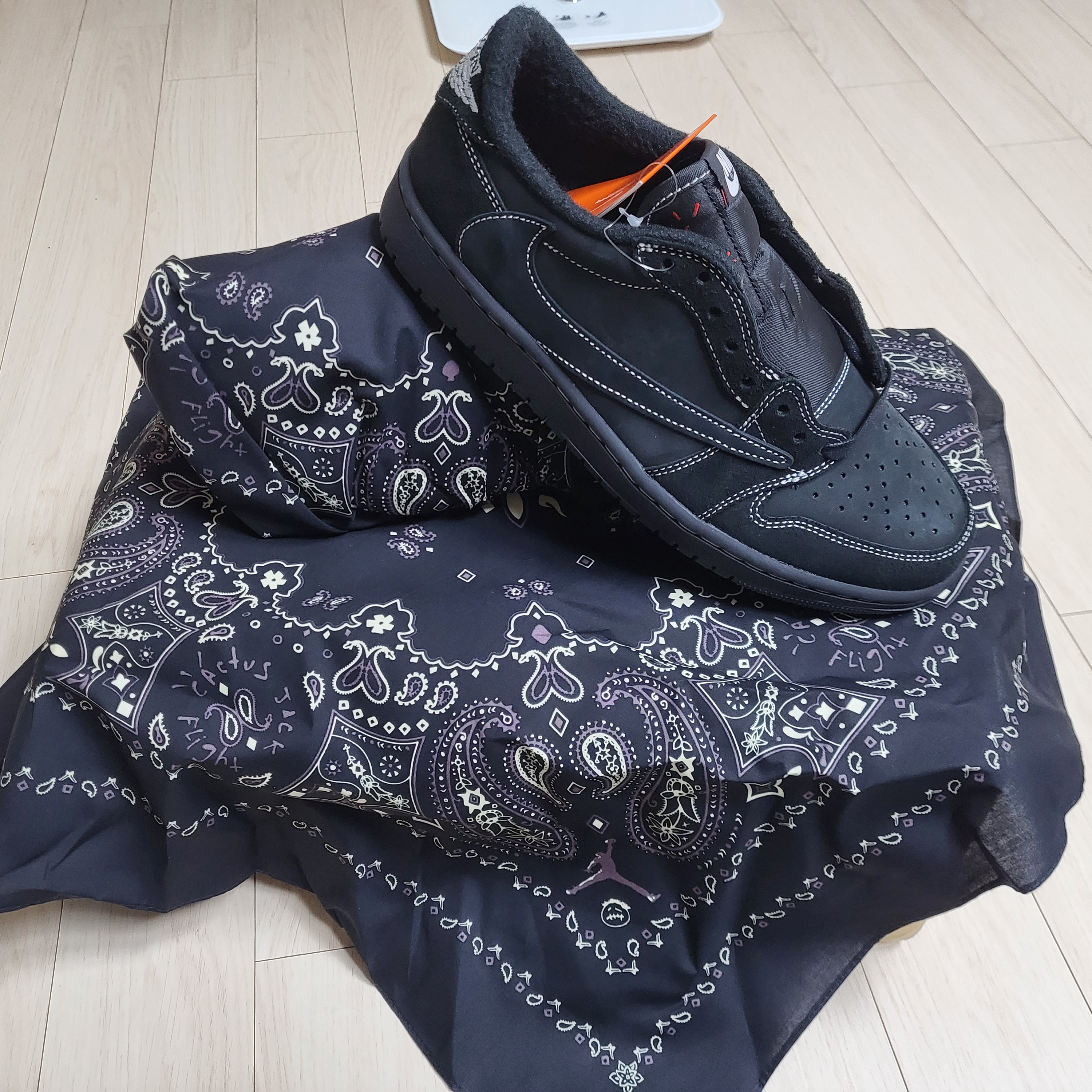 Jordan 1 x Travis Scott Retro Low OG SP Black Phantom 착용 스타일 - 3