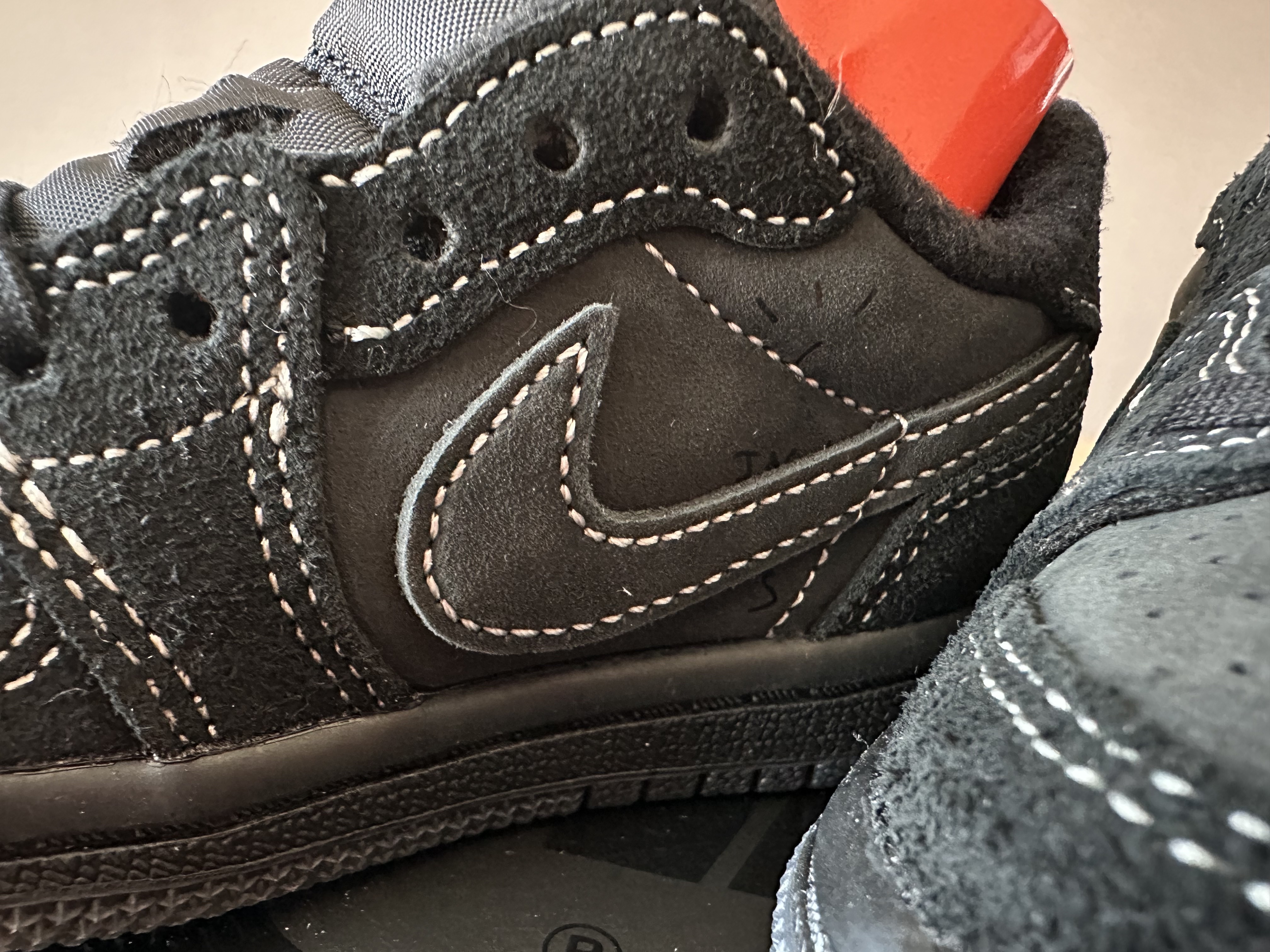 (TD) Jordan 1 x Travis Scott Retro Low OG SP Black Phantom 착용 스타일 - 5