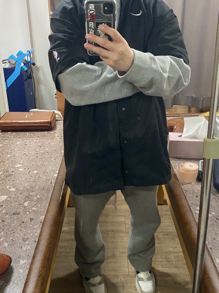 Nike x Stussy NRG Fleece Crewneck Dark Grey Heather (DO9337-063), Essentials The Core Collection Relaxed Sweatpants Dark Oatmeal 착용 스타일 - 3