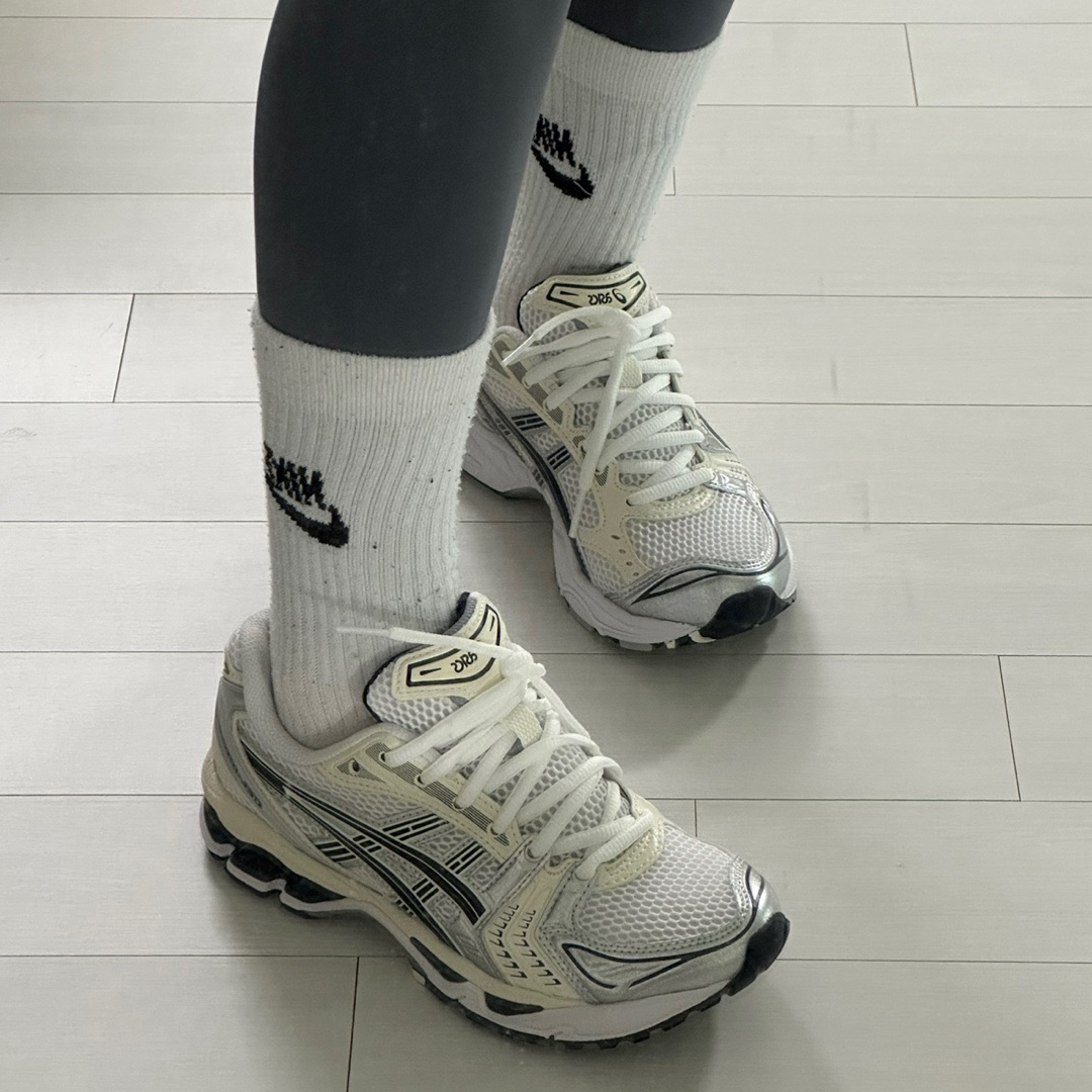 (W) Asics Gel-Kayano 14 White Midnight 착용 스타일