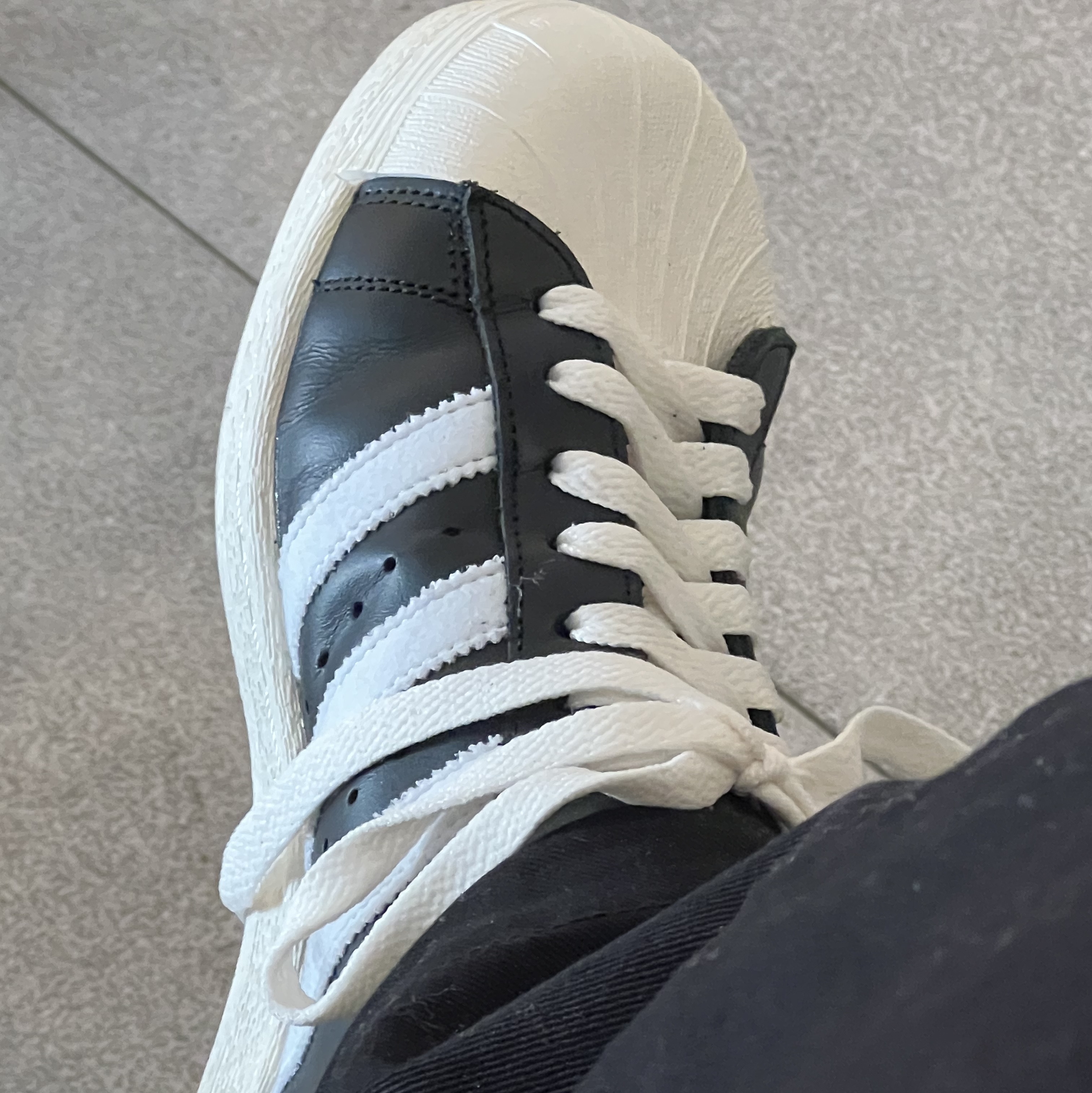Adidas Superstar 82 FI Core Black 착용 스타일