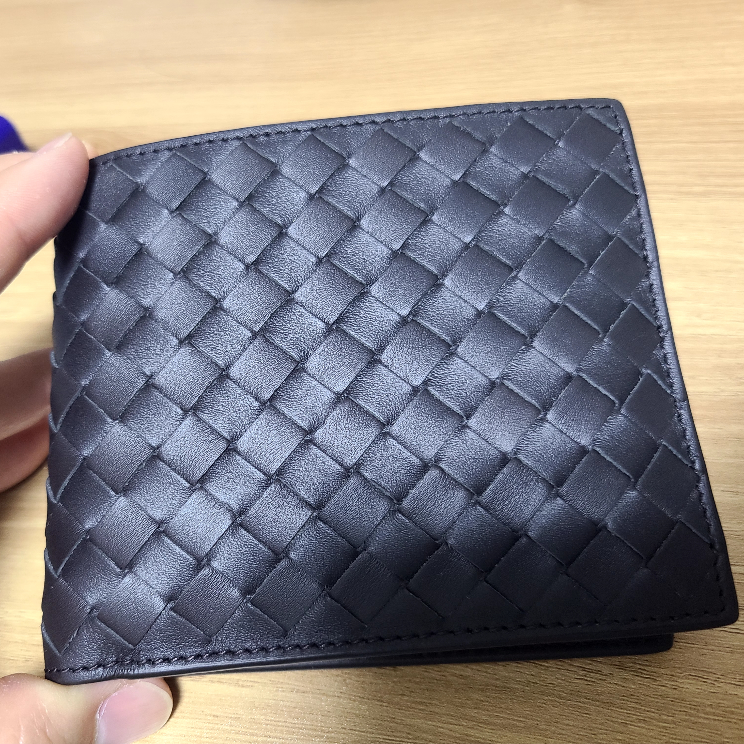 Bottega Veneta Bi-Fold Wallet Brown 착용 스타일