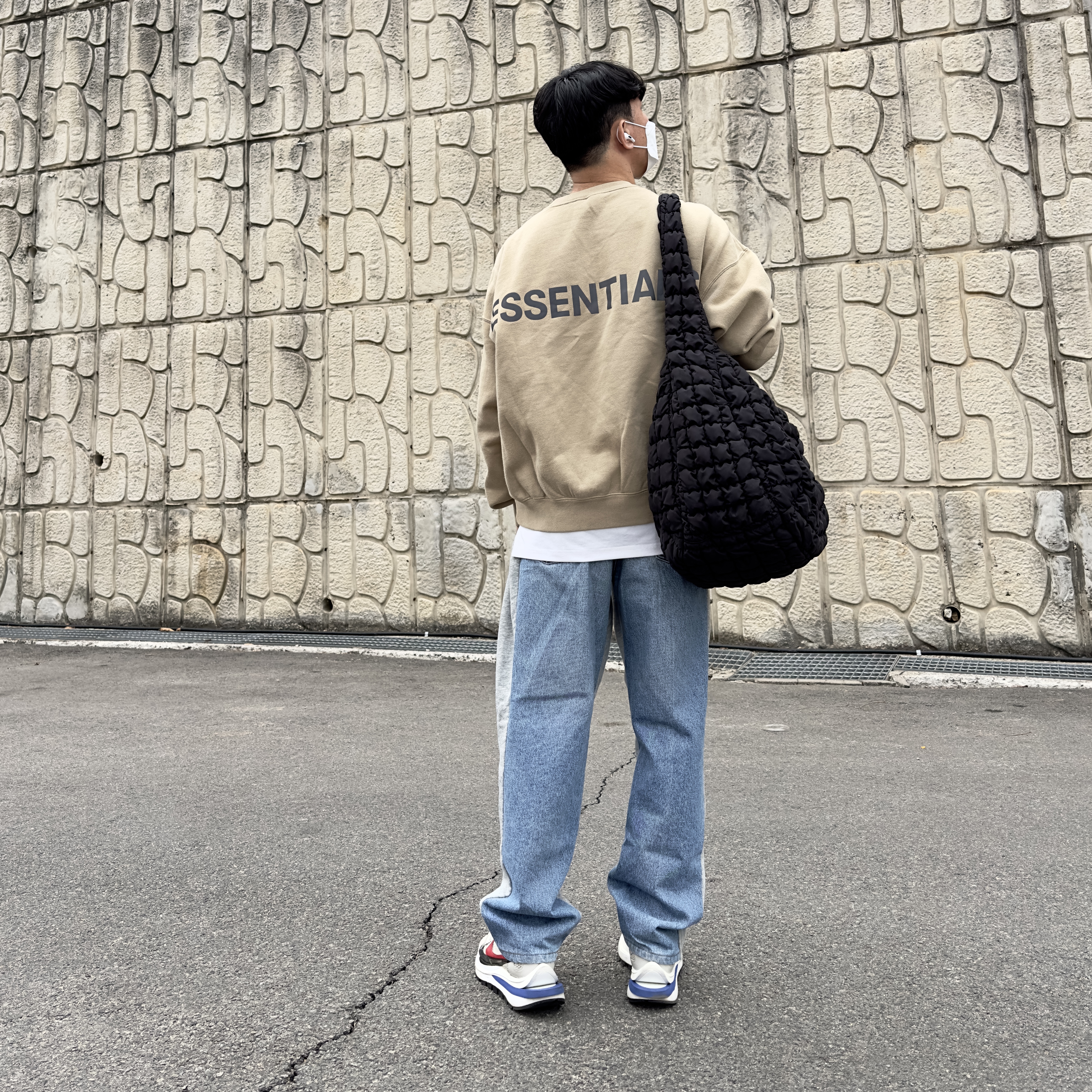 COS Quilted Oversized Shoulder Bag Black, Nike x Sacai VaporWaffle Royal Fuchsia 착용 스타일 - 3