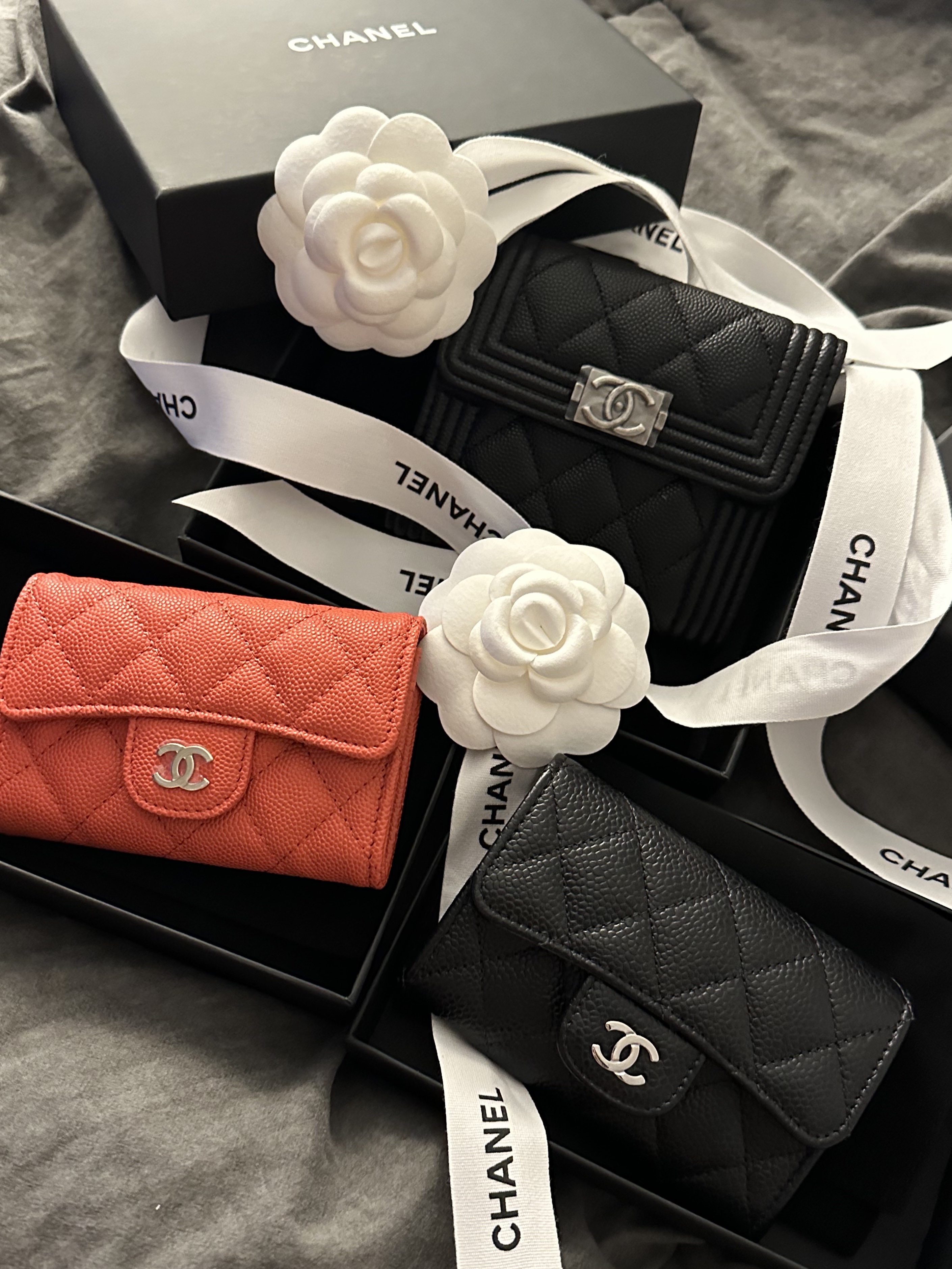 Chanel Boy Chanel Small Flap Wallet Grained Calfskin & Ruthenium Black, Chanel Classic Card Holder Grained Calfskin & Silver Black 착용 스타일
