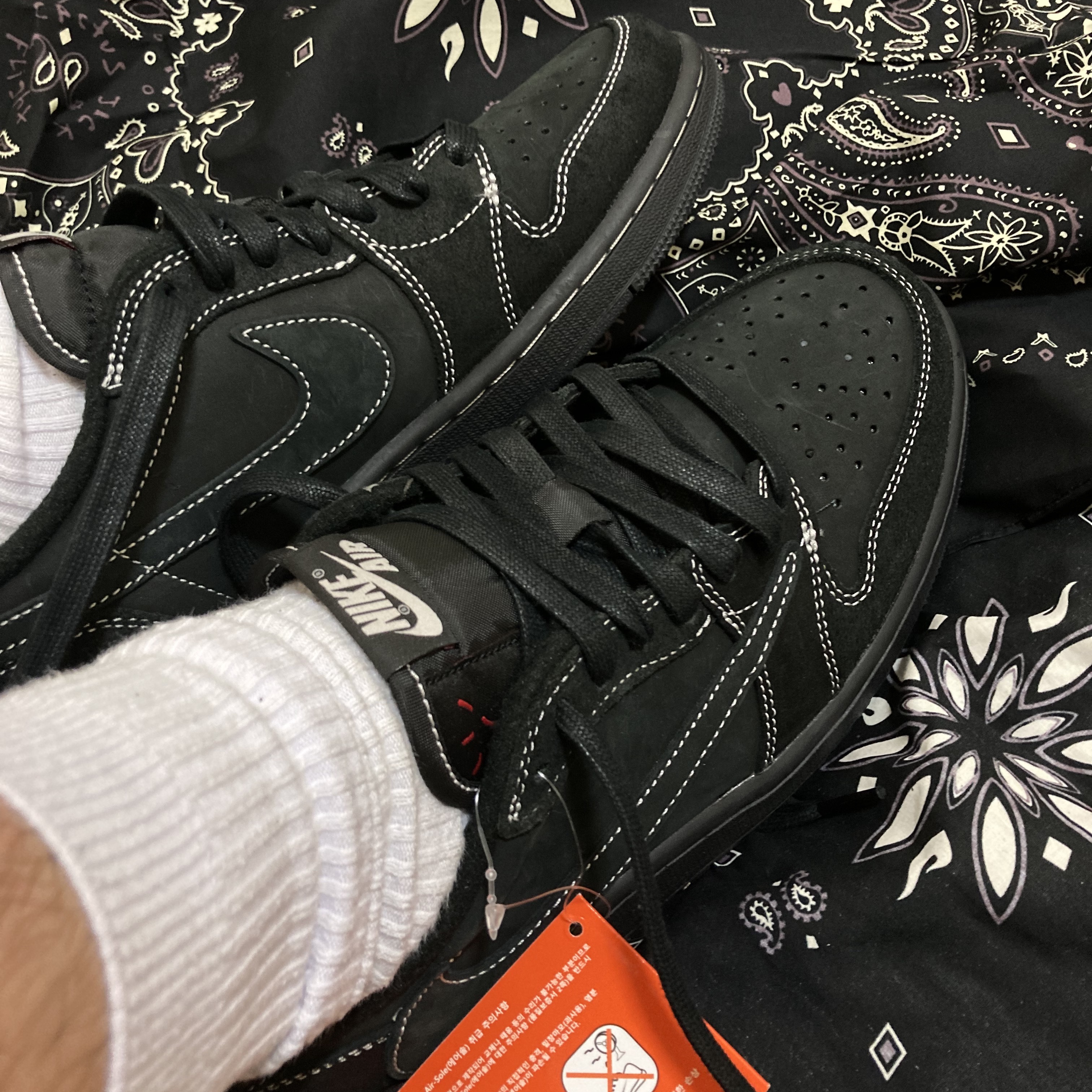 Jordan 1 x Travis Scott Retro Low OG SP Black Phantom 착용 스타일 - 2
