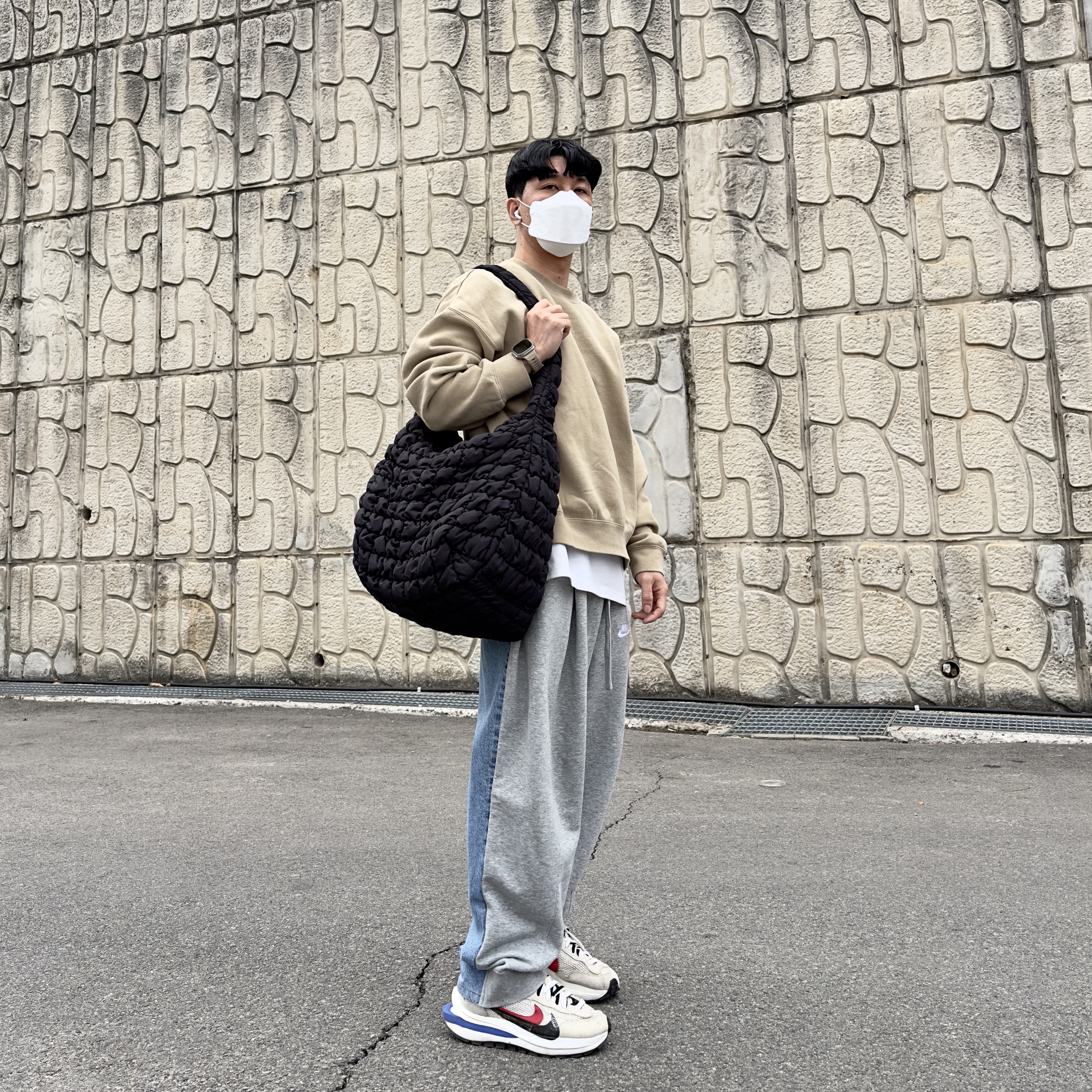 COS Quilted Oversized Shoulder Bag Black, Nike x Sacai VaporWaffle Royal Fuchsia 착용 스타일 - 2