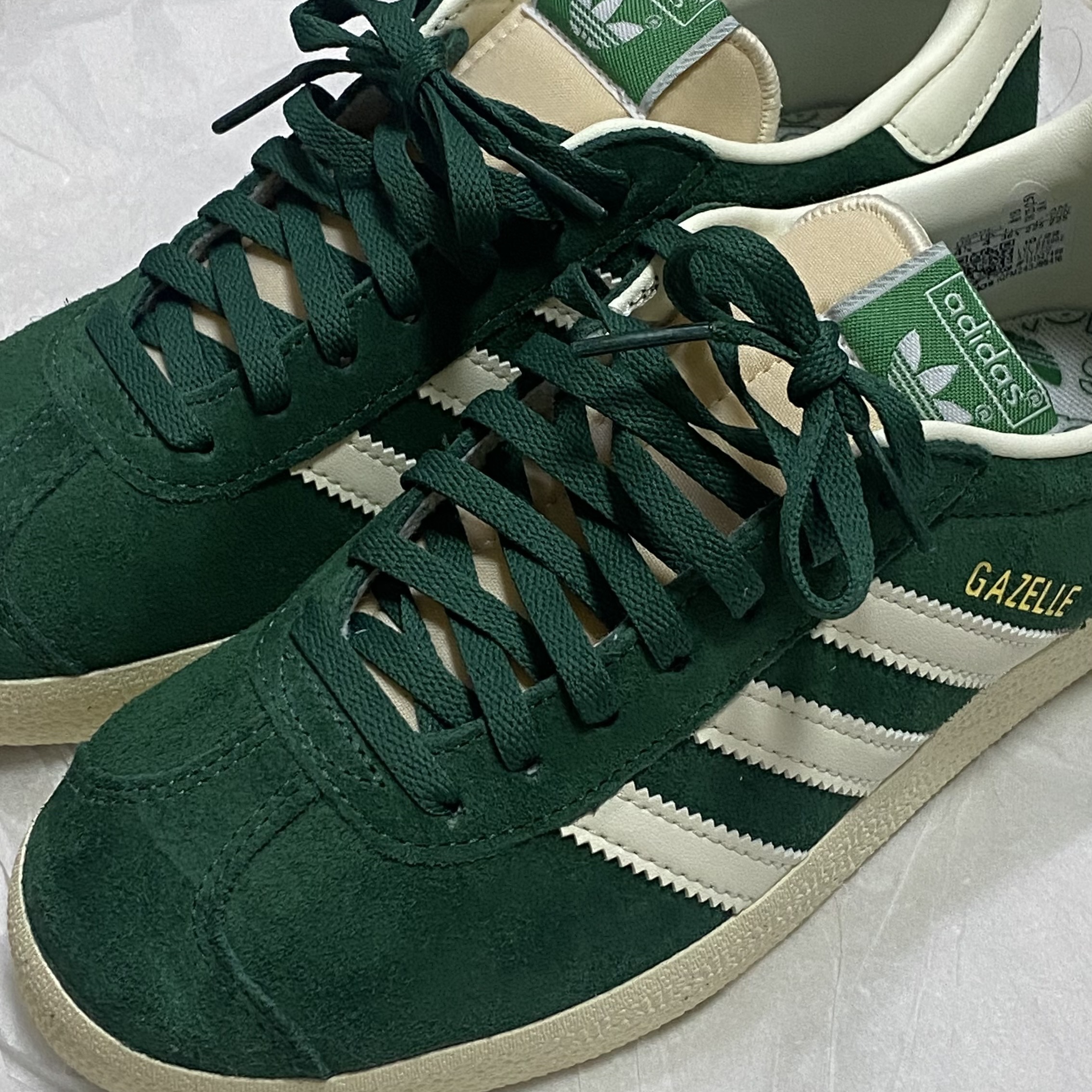 Adidas Gazelle Dark Green Cream White 착용 스타일 - 2