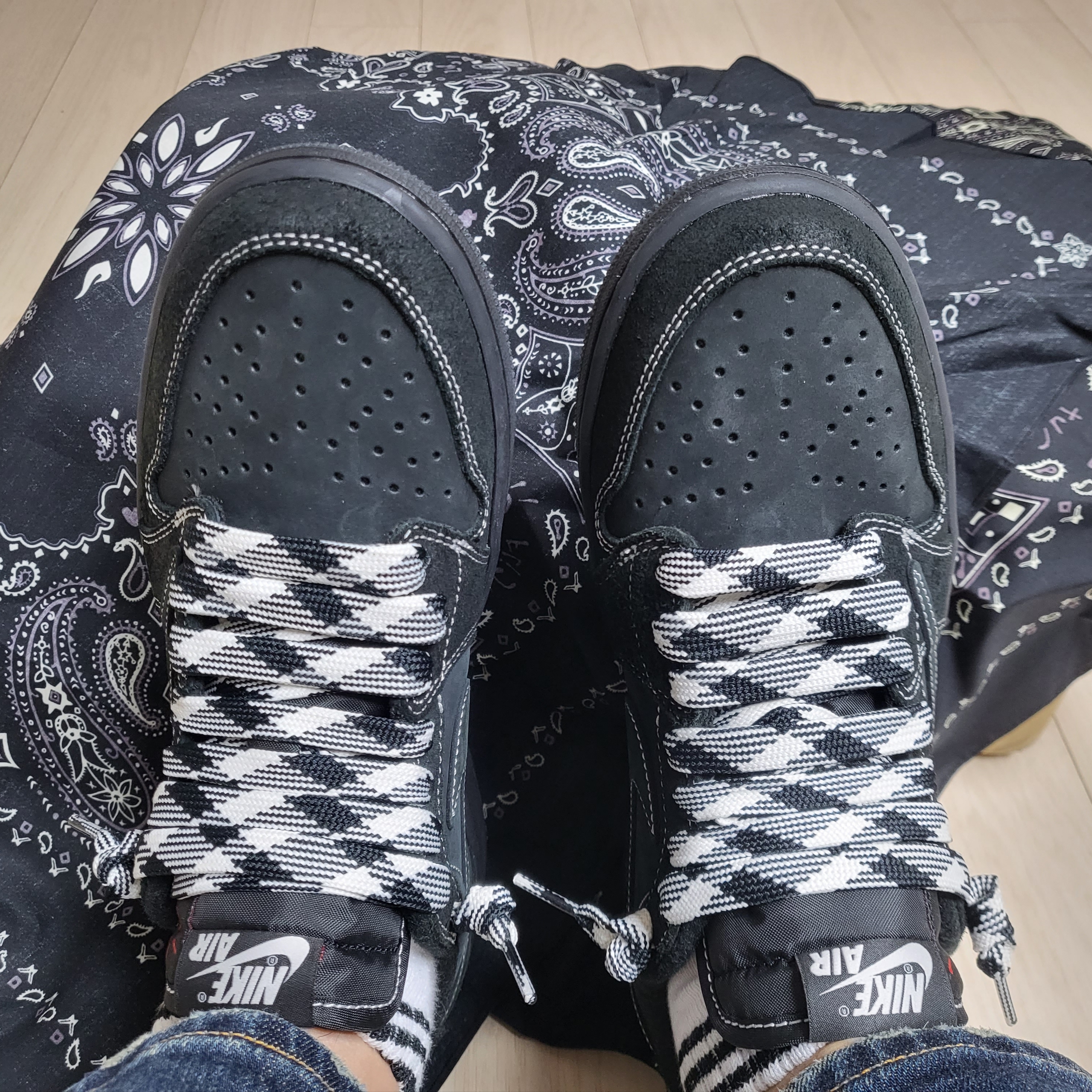 Jordan 1 x Travis Scott Retro Low OG SP Black Phantom 착용 스타일 - 1