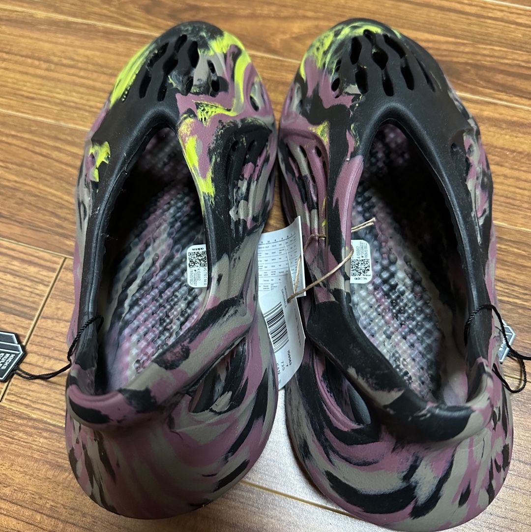 Adidas Yeezy Foam RNNR MX Carbon 착용 스타일 - 2