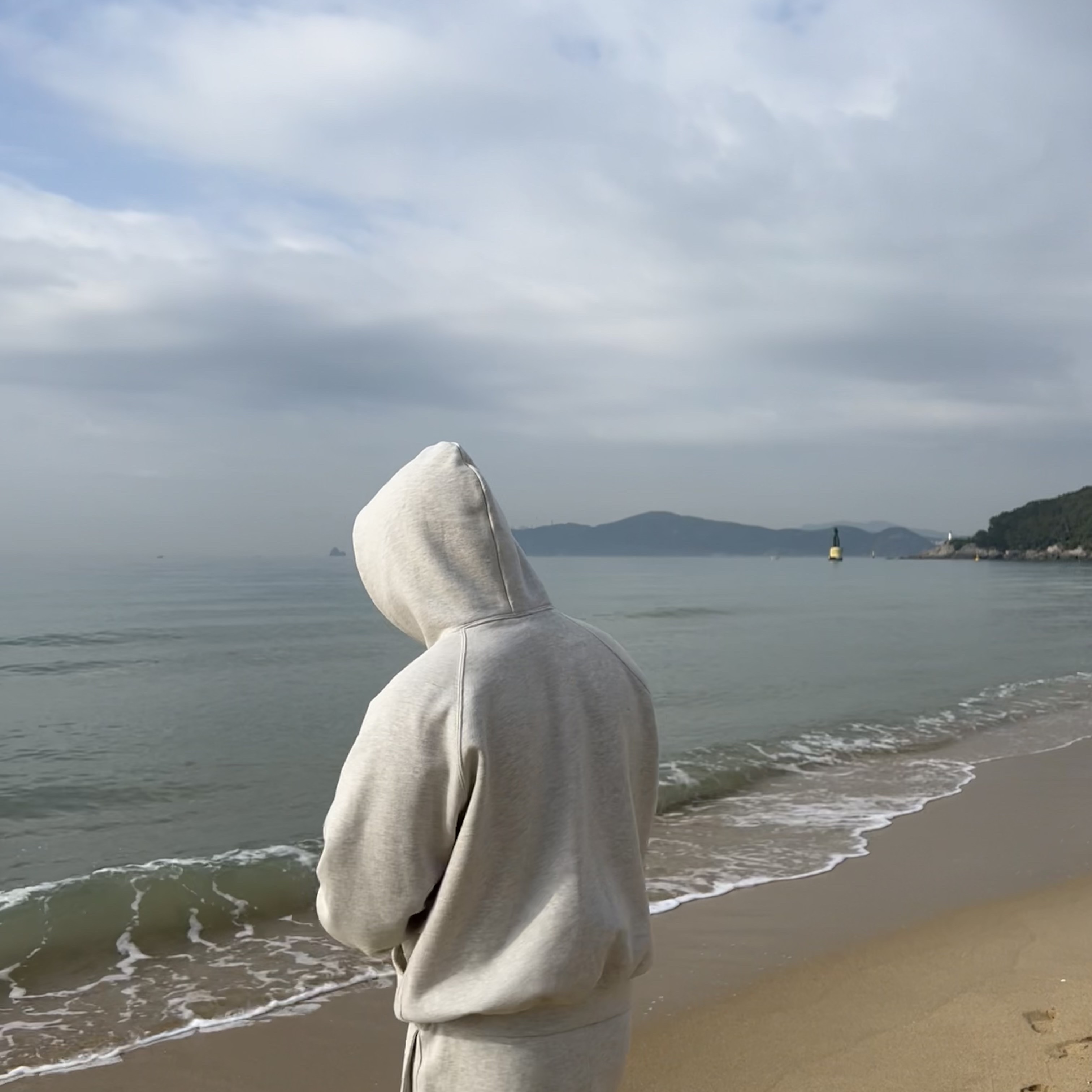 Essentials The Core Collection Sweatshorts Oatmeal, Essentials The Core Collection Pullover Hoodie Oatmeal 착용 스타일 - 2