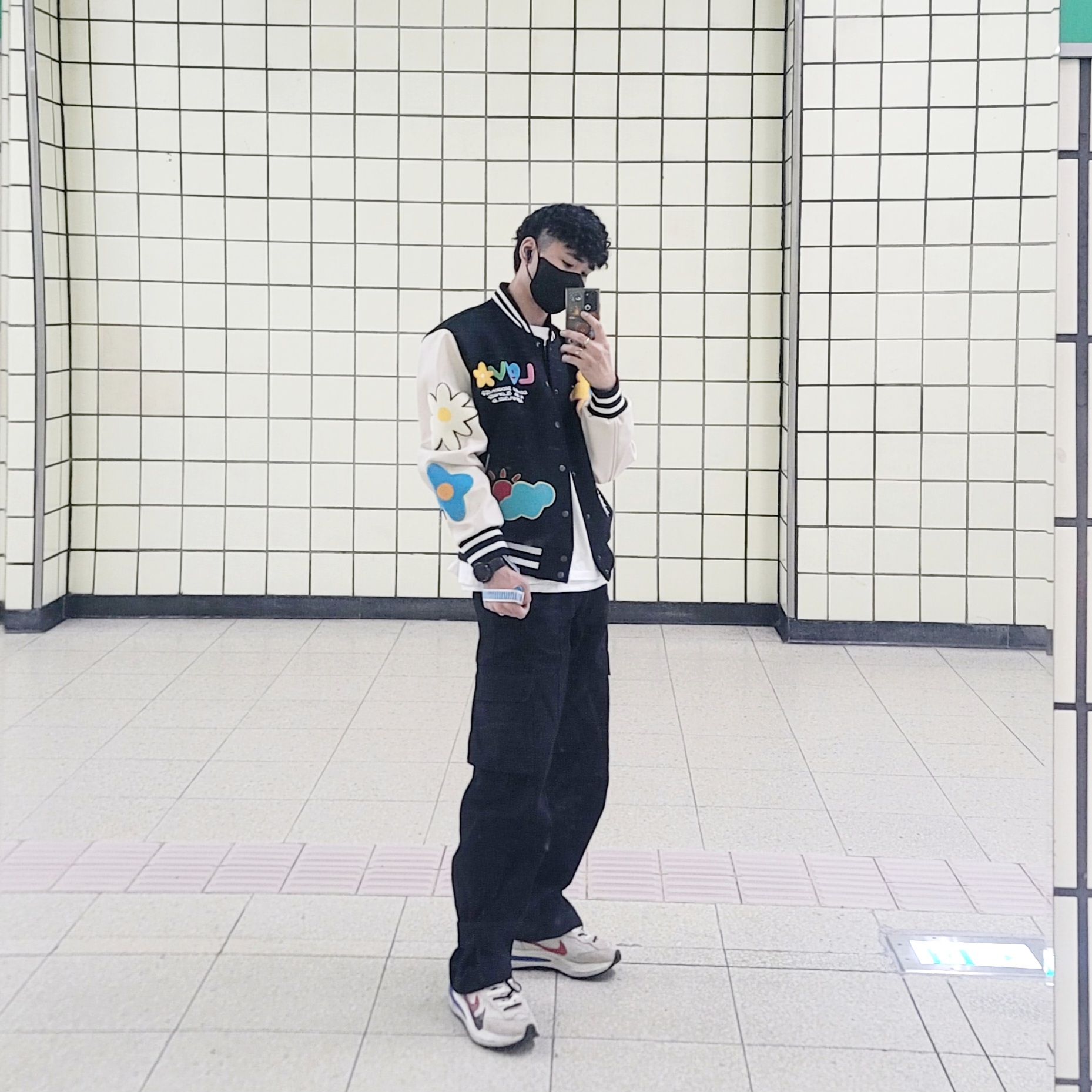 Stussy Built Tough T-Shirt White, Nike x Sacai VaporWaffle Royal Fuchsia 착용 스타일