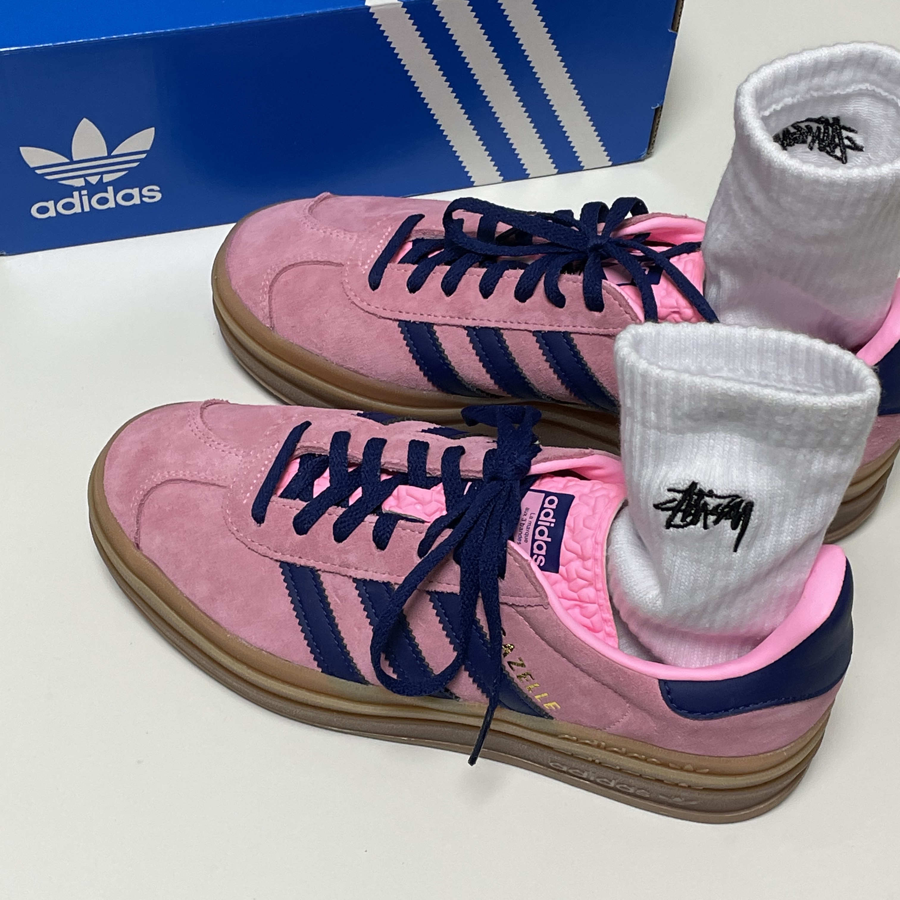 Stussy Small Stock Crew Socks White (3 Pack), (W) Adidas Gazelle Bold Pink Glow Victory Blue 착용 스타일