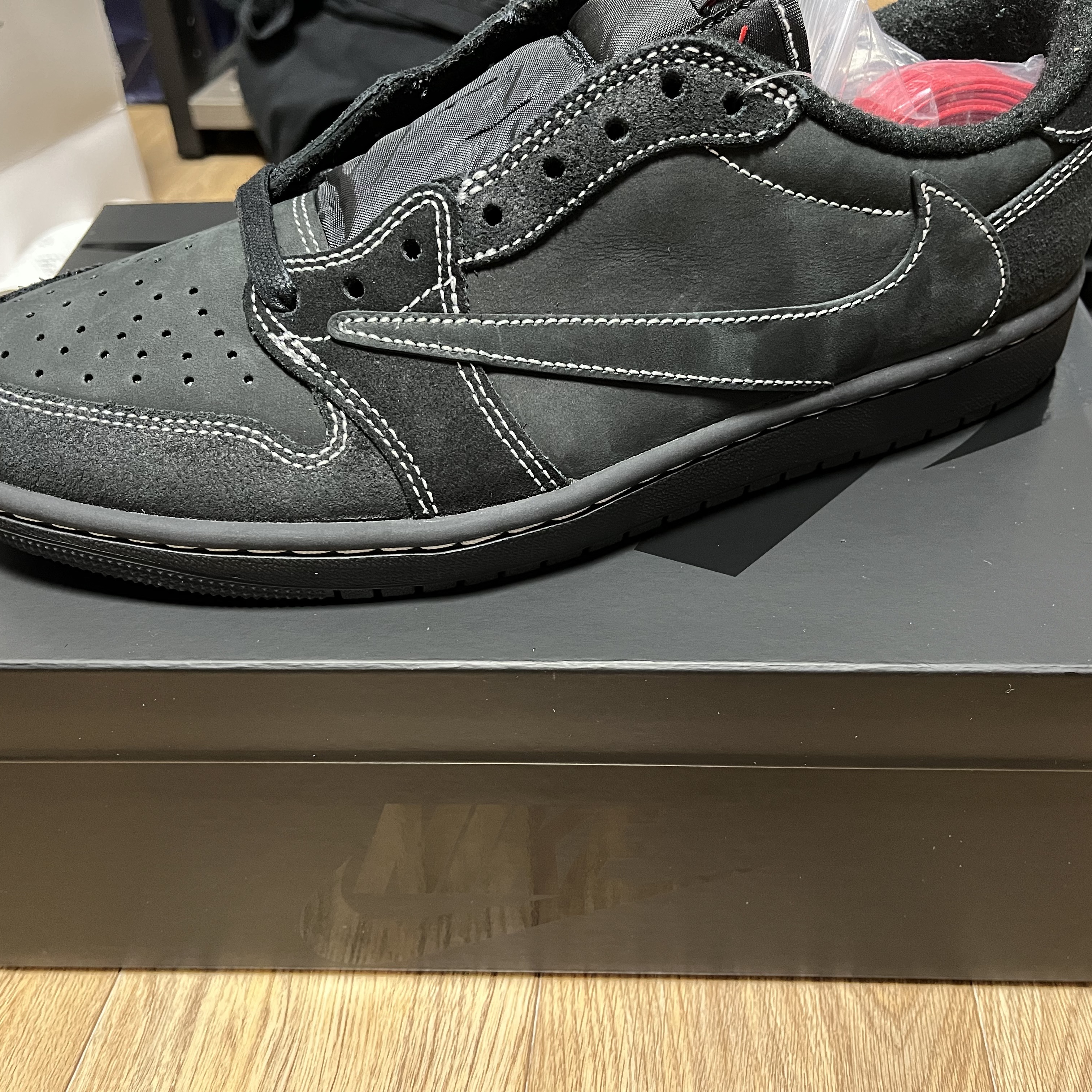 Jordan 1 x Travis Scott Retro Low OG SP Black Phantom 착용 스타일 - 1