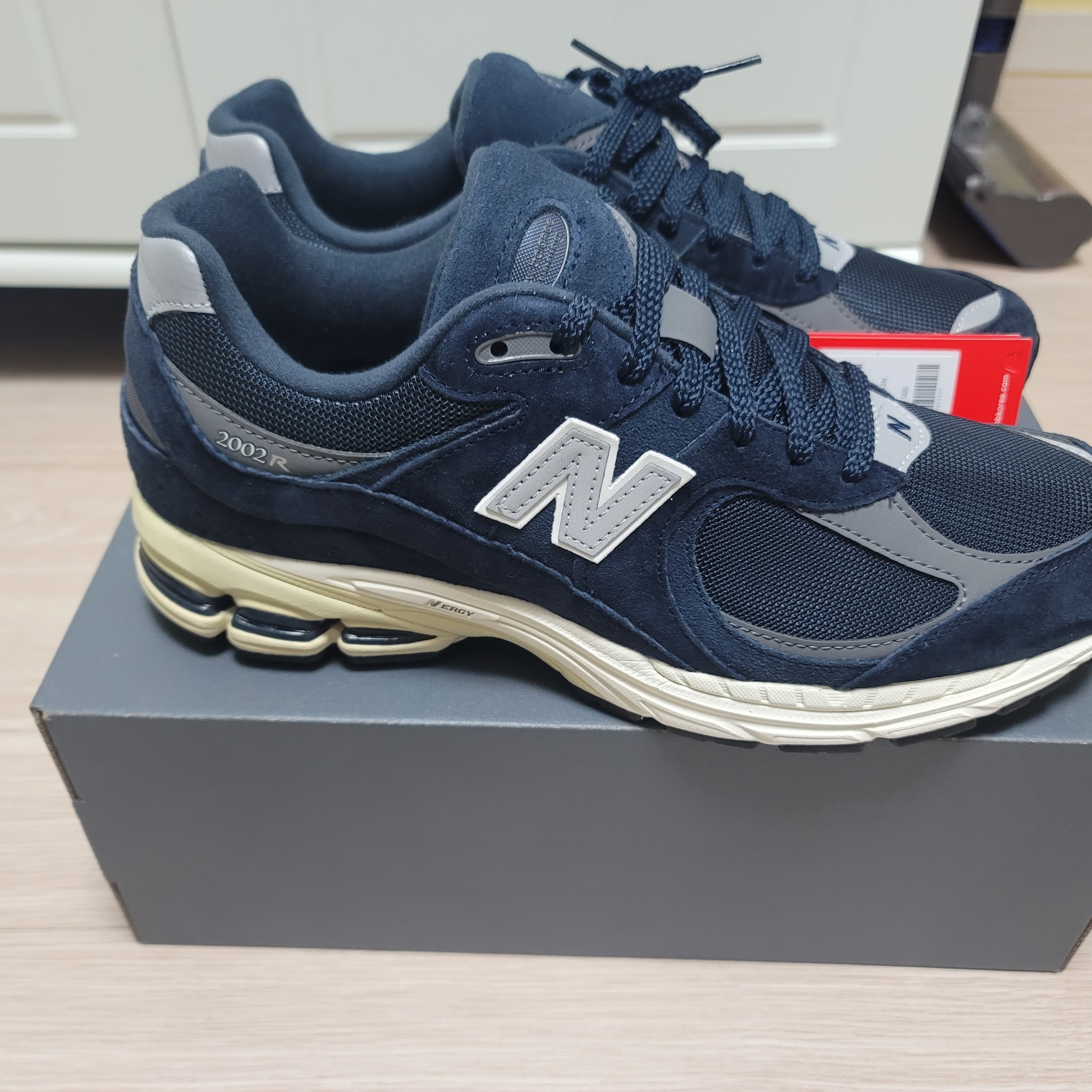 New Balance 2002R Eclipse Castlerock 착용 스타일 - 2