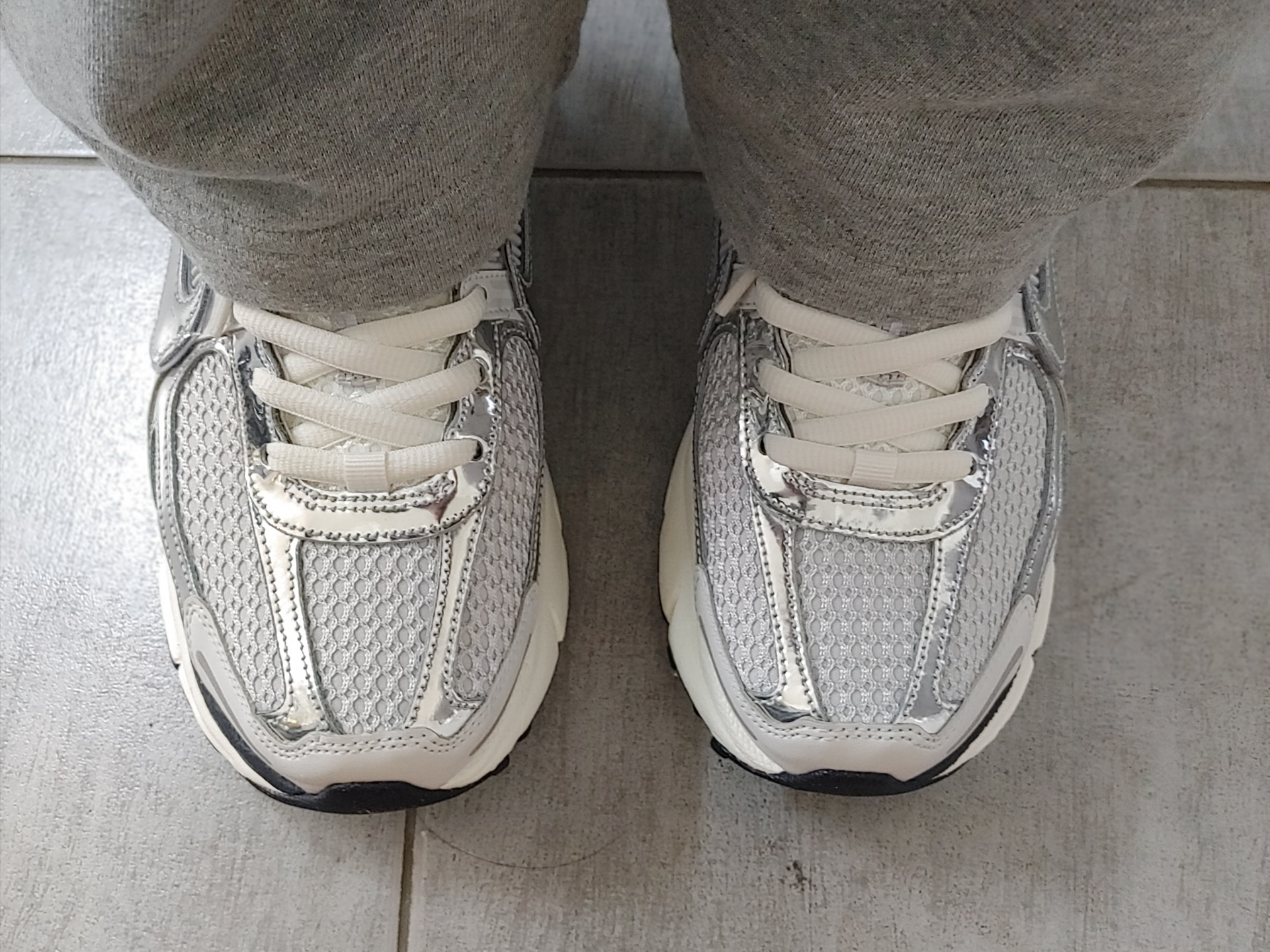 (W) Nike Zoom Vomero 5 Photon Dust and Metallic Silver 착용 스타일 - 2