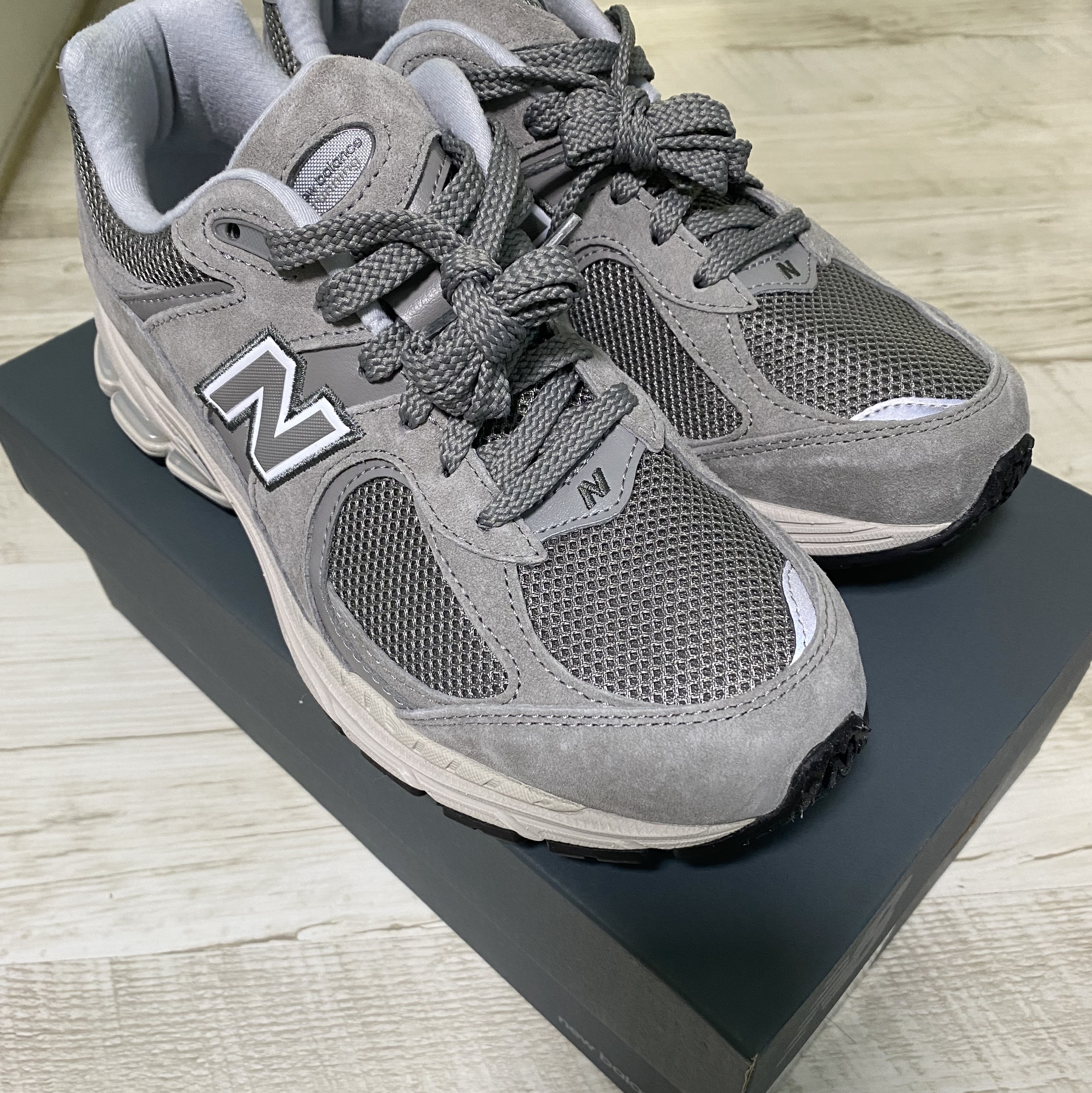 New Balance 2002R Grey 착용 스타일