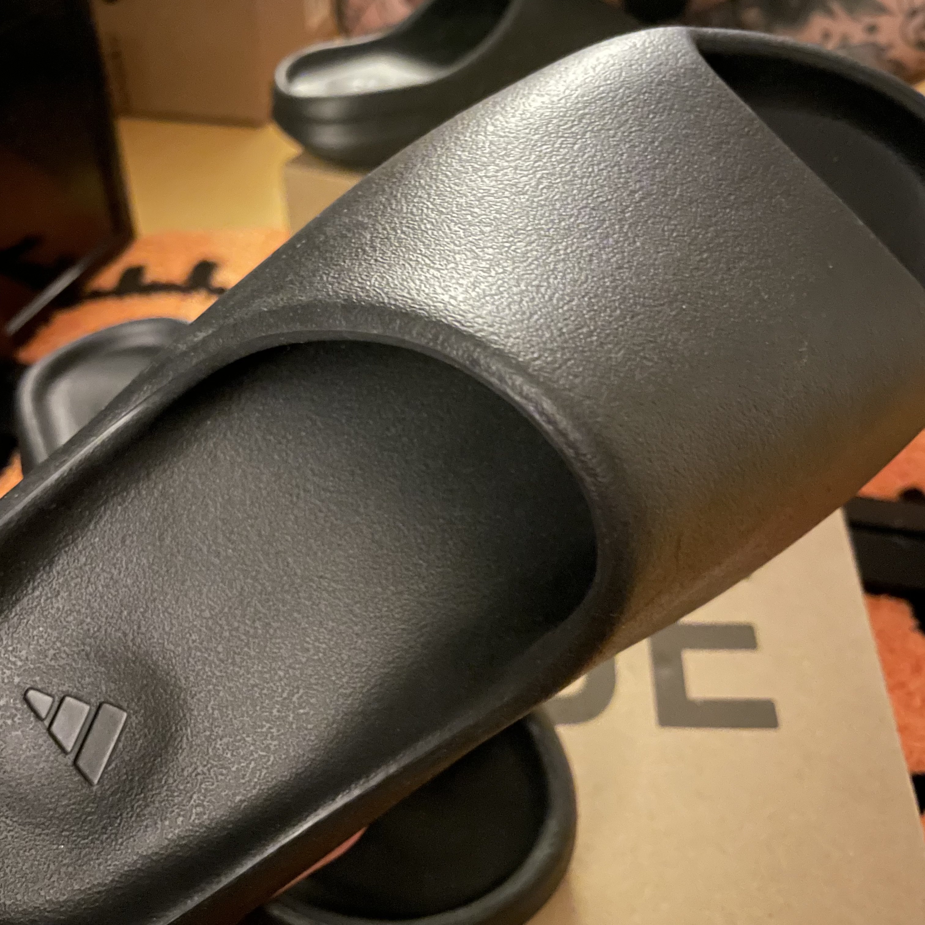 Adidas Yeezy Slide Onyx 착용 스타일