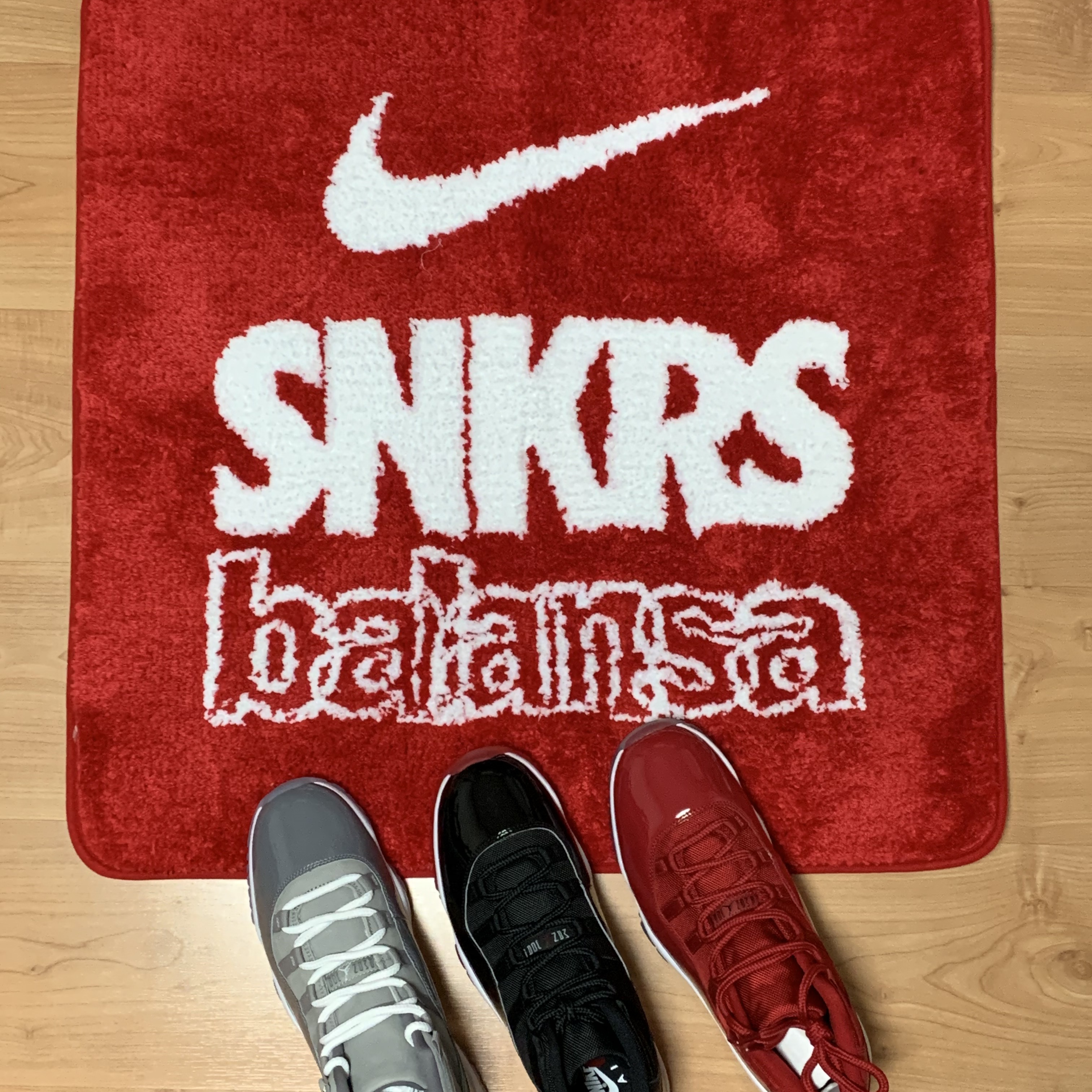 Nike x Balansa SNKRS Rug Mat Red, Jordan 11 Retro Bred 2019 착용 스타일
