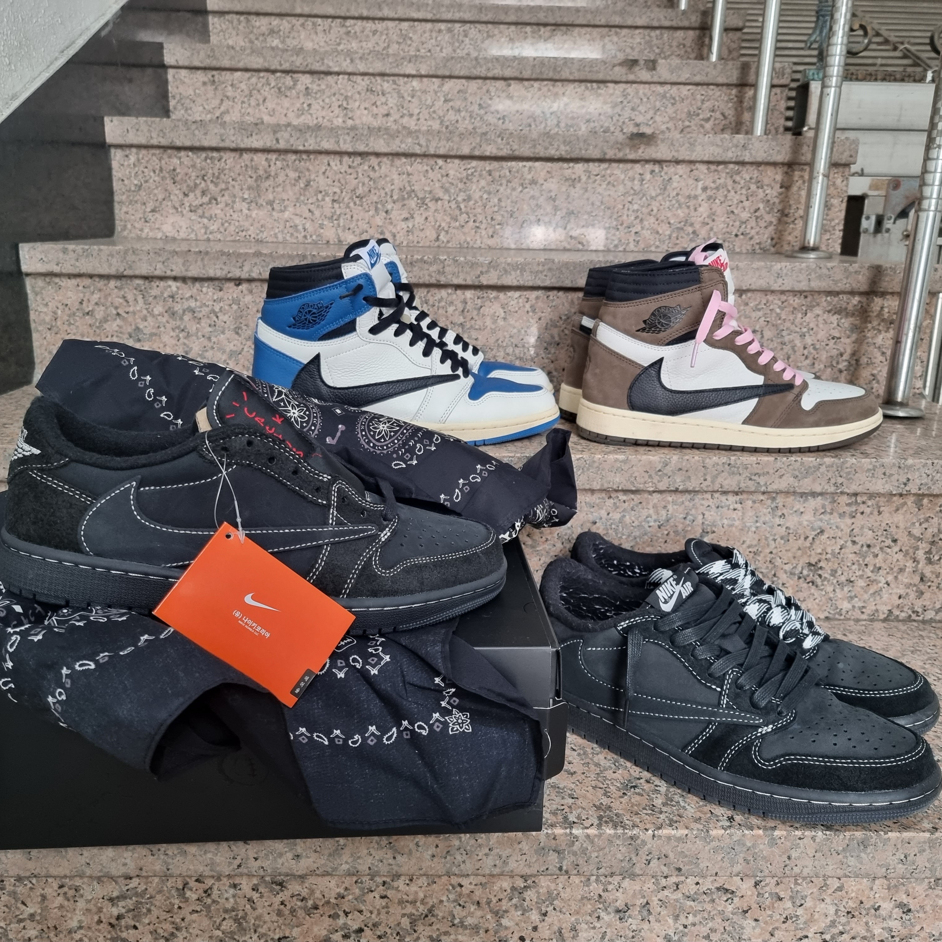 Jordan 1 x Travis Scott Retro Low OG SP Black Phantom, Jordan 1 x Travis Scott x Fragment Retro High OG SP Military Blue 착용 스타일 - 1