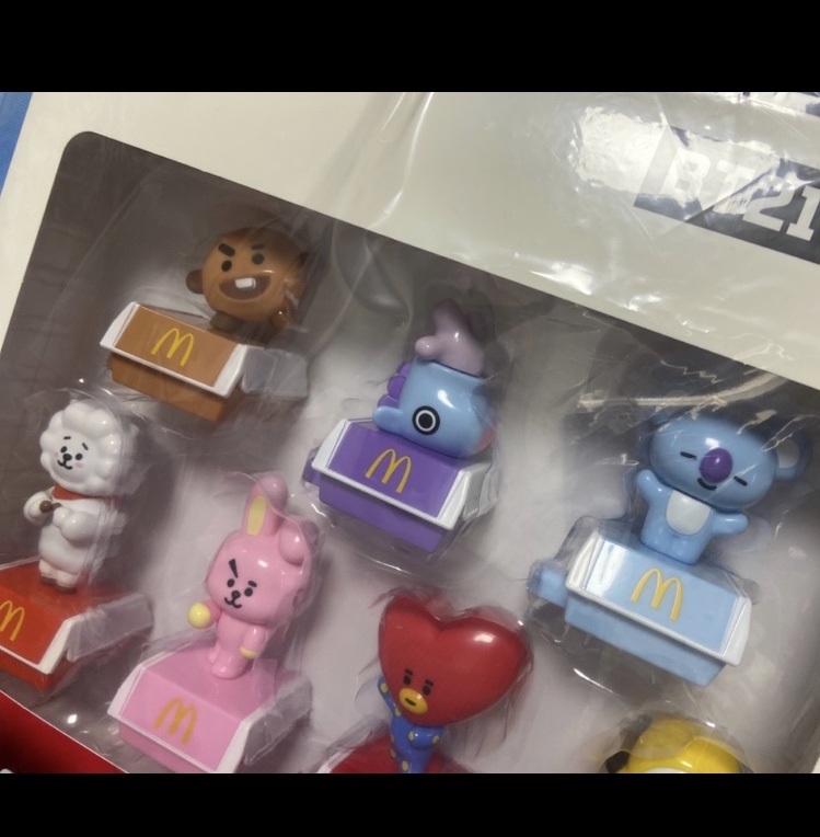 McDonald's x BT21 Figurine Set Collectors Kit 착용 스타일