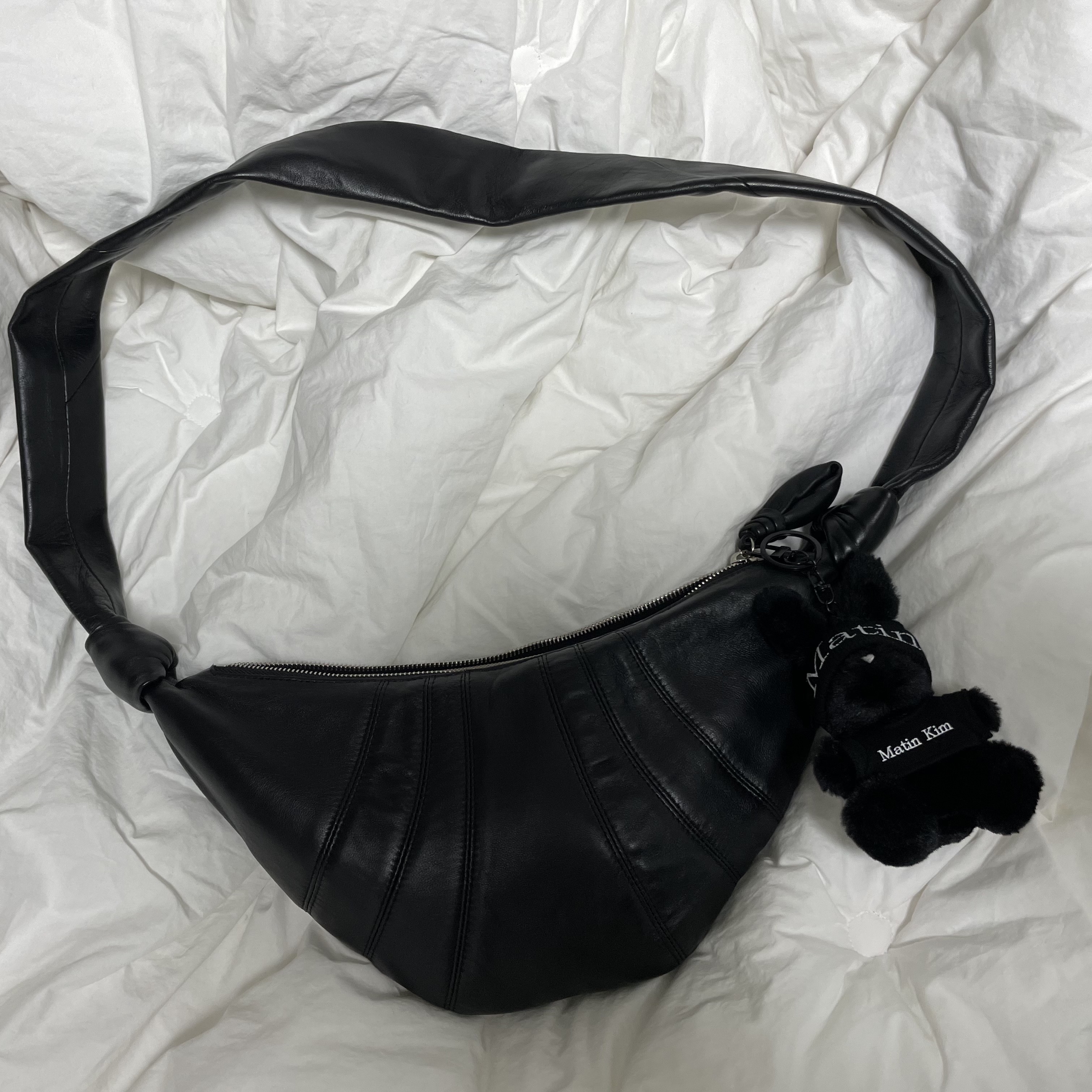 Lemaire Small Croissant Bag Soft Nappa Leather Black 착용 스타일