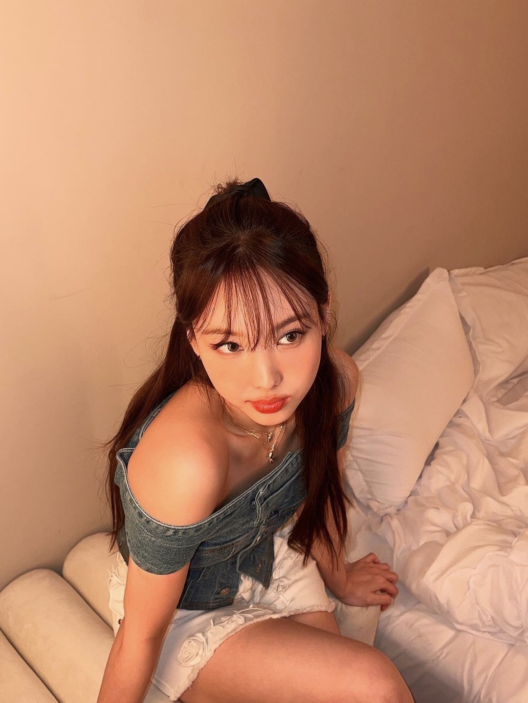 Instantfunk Women Off The Shoulder Denim Blouse Blue 착용 스타일 - 2
