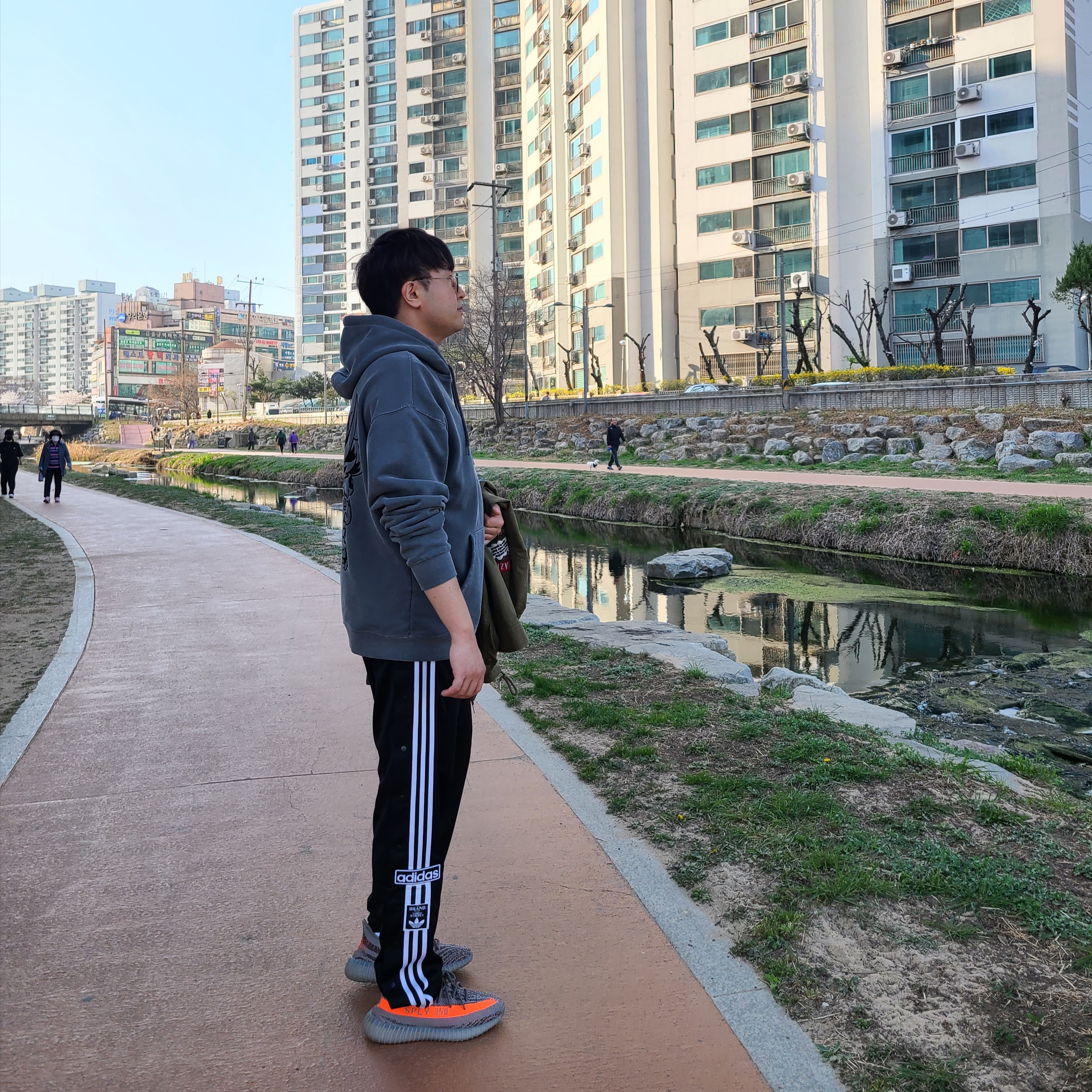 Adidas Yeezy Boost 350 V2 Beluga - Reflective 착용 스타일