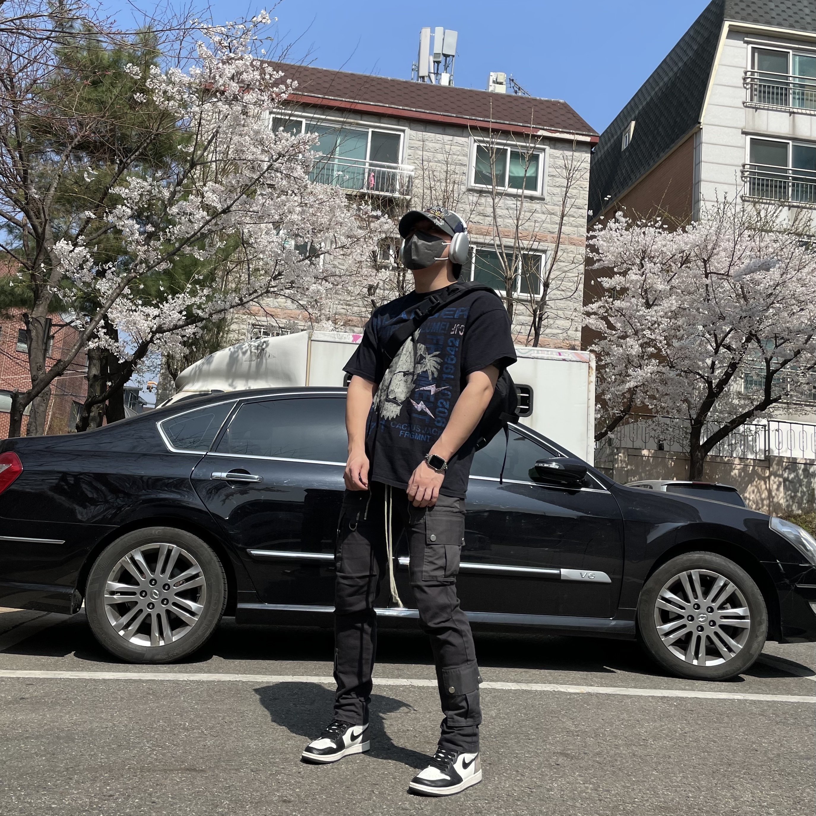 Apple AirPods Max Lightning Silver (Korean Ver.), Jordan 1 Retro High OG Black Mocha 착용 스타일 - 1