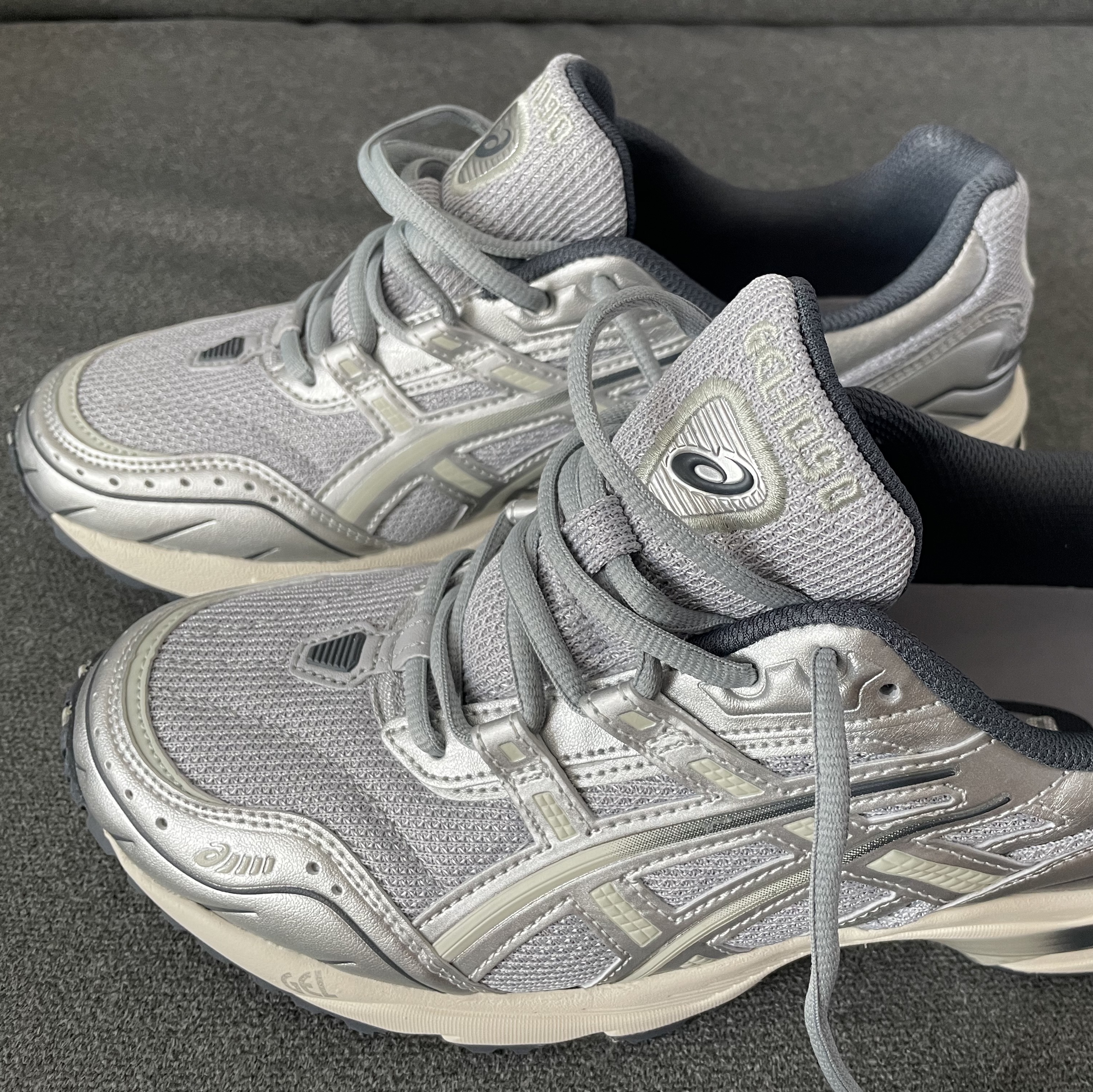 Asics Gel-1090 Piedmont Grey 착용 스타일 - 3