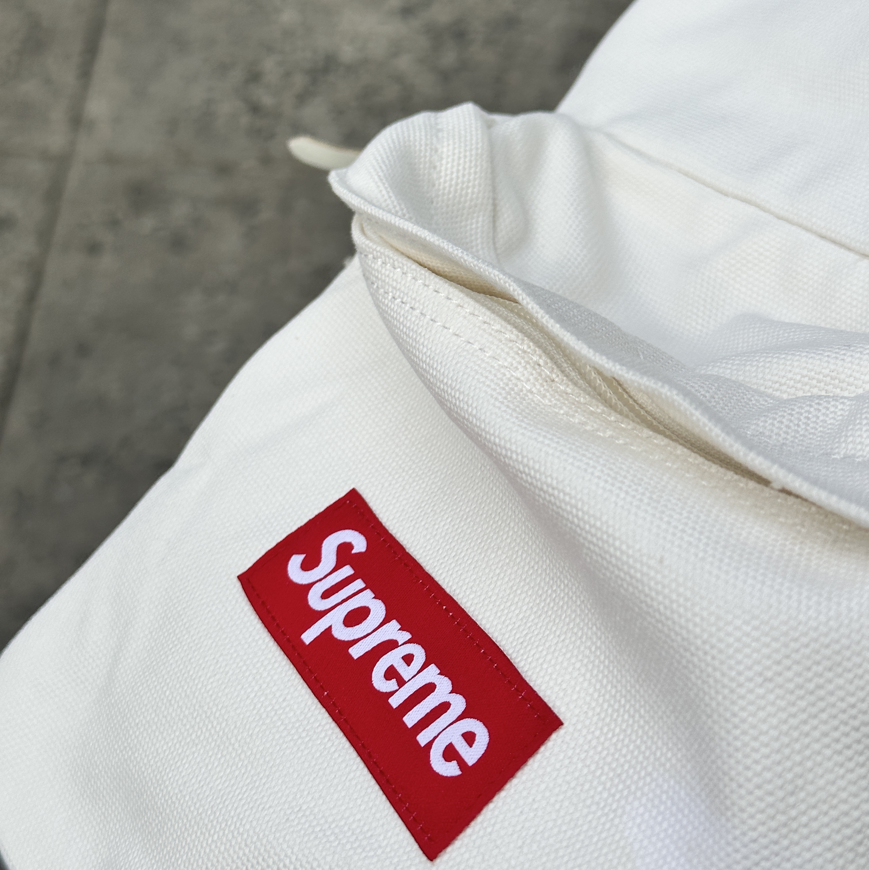 Supreme Canvas Backpack White 착용 스타일 - 3