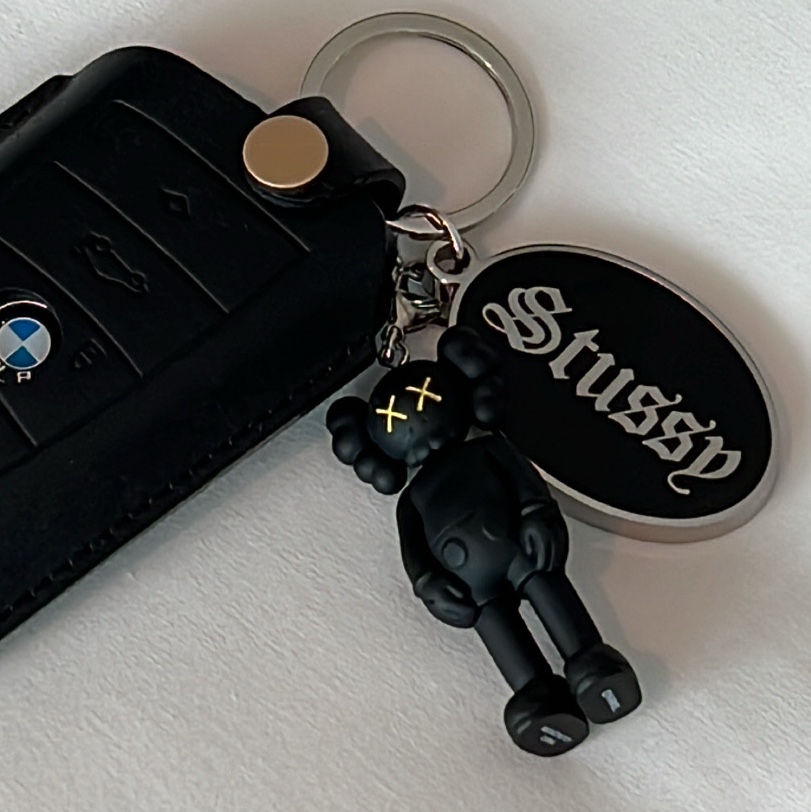 Kaws Tokyo First Companion Keychain Black 착용 스타일