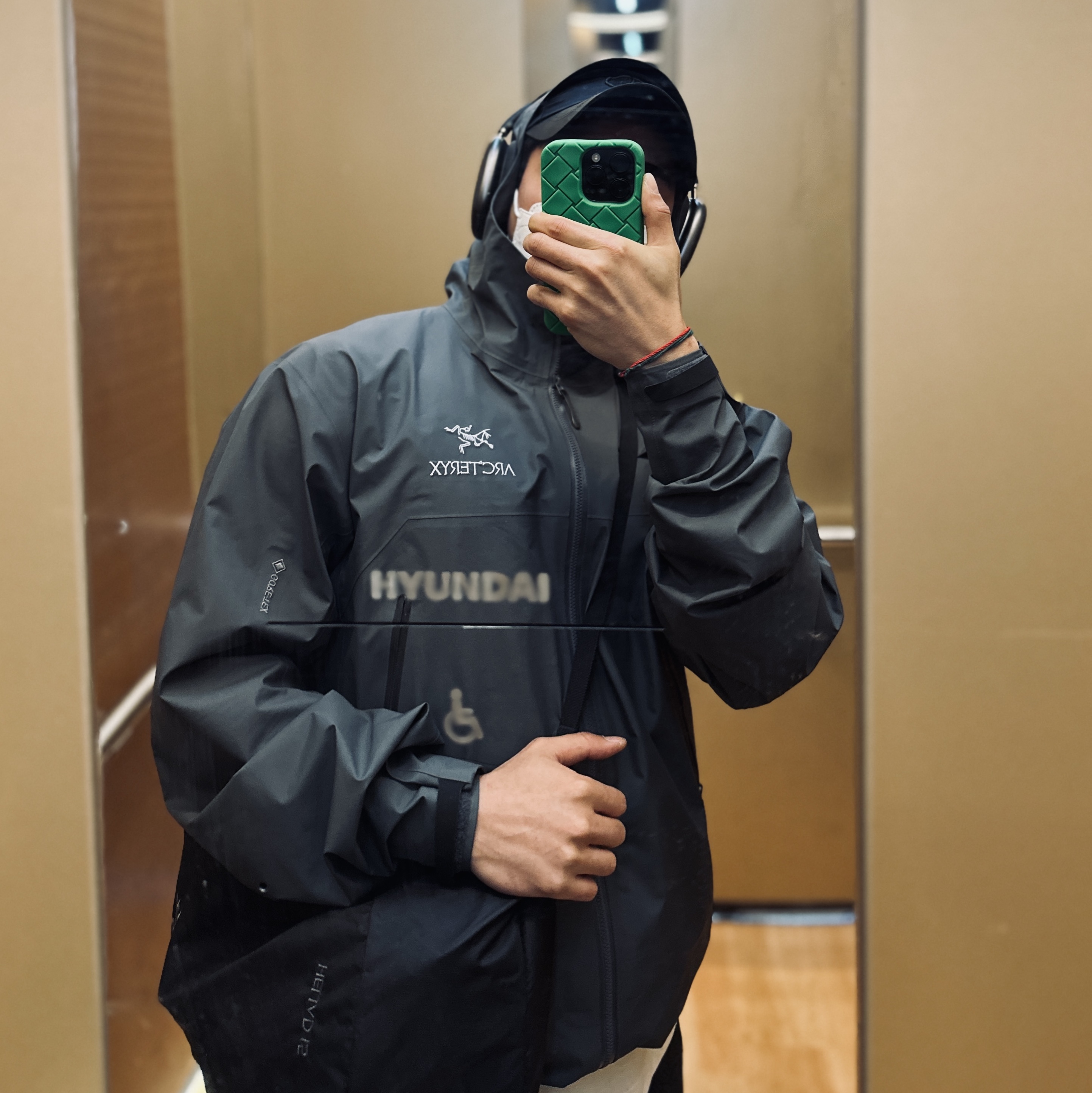 Arc'teryx Beta Jacket Cloud, Stone Island 99576 Nylon Metal 6-Panel Cap Black 착용 스타일