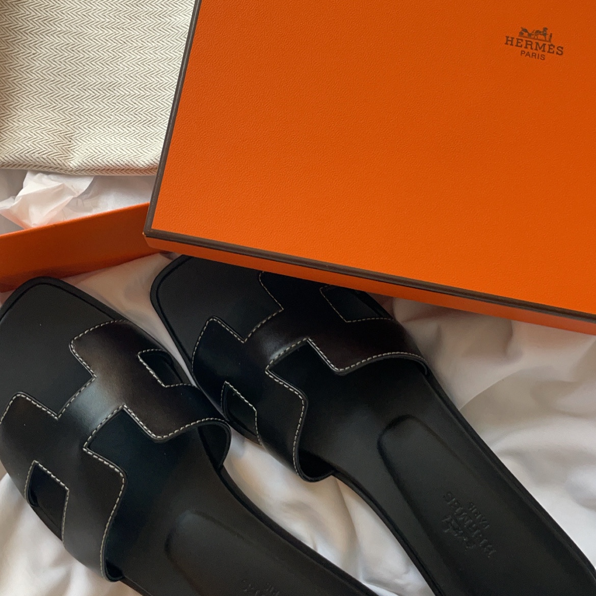 (W) Hermes Oran Sandal Calfskin & Noir Piqures Ecrues 착용 스타일