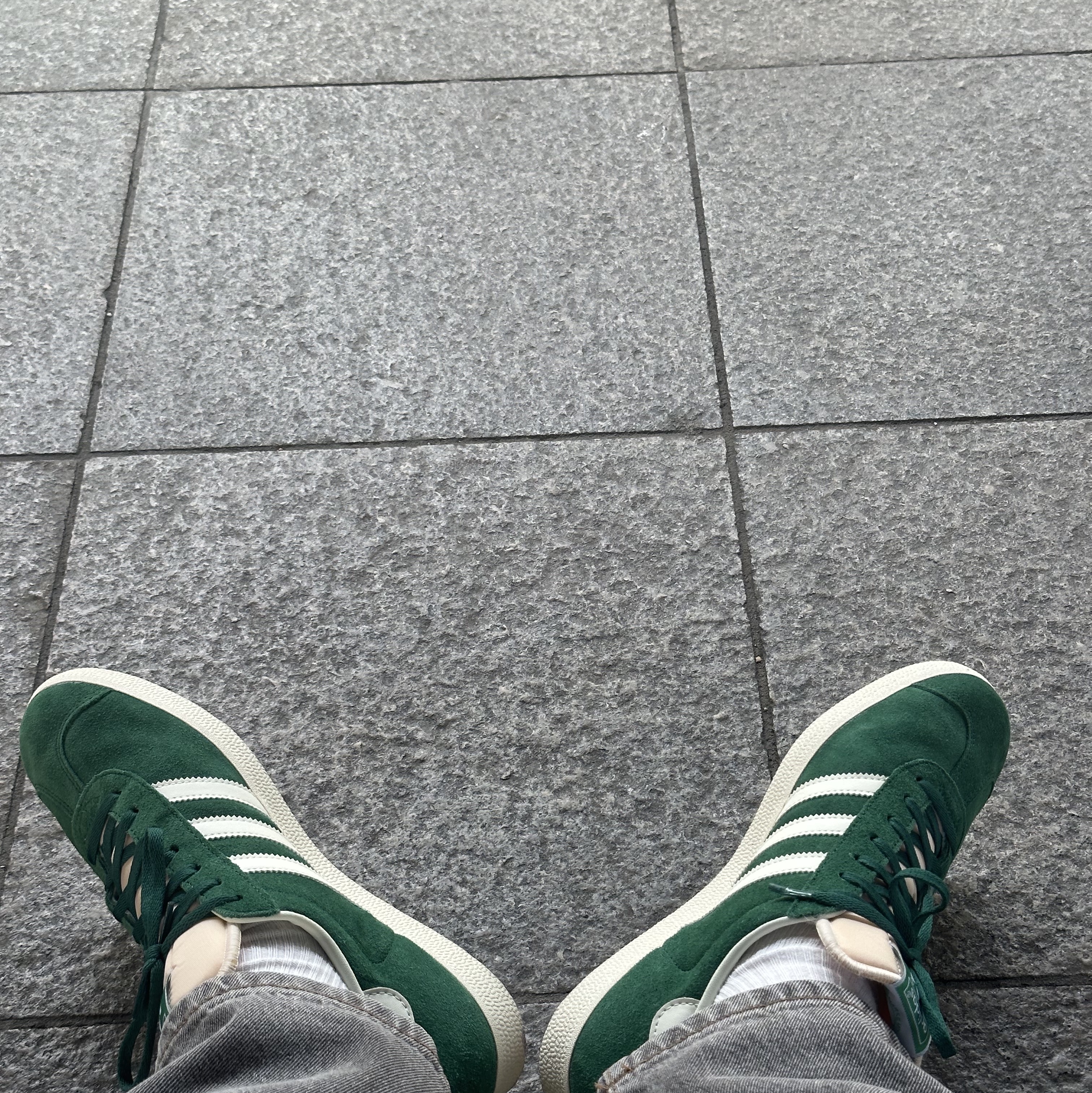 Adidas Gazelle Dark Green Cream White 착용 스타일