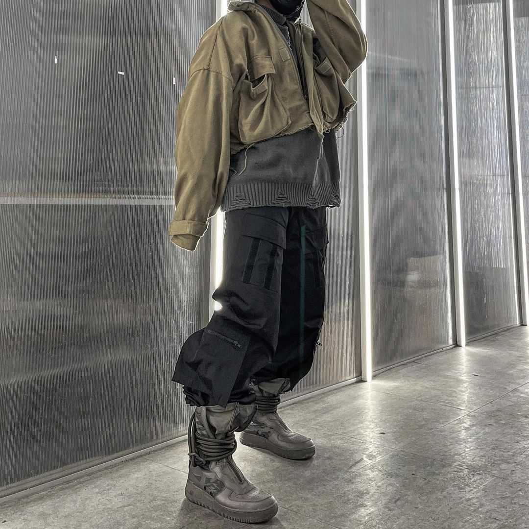 AOP New Cargo Series 01 Black 착용 스타일 - 1