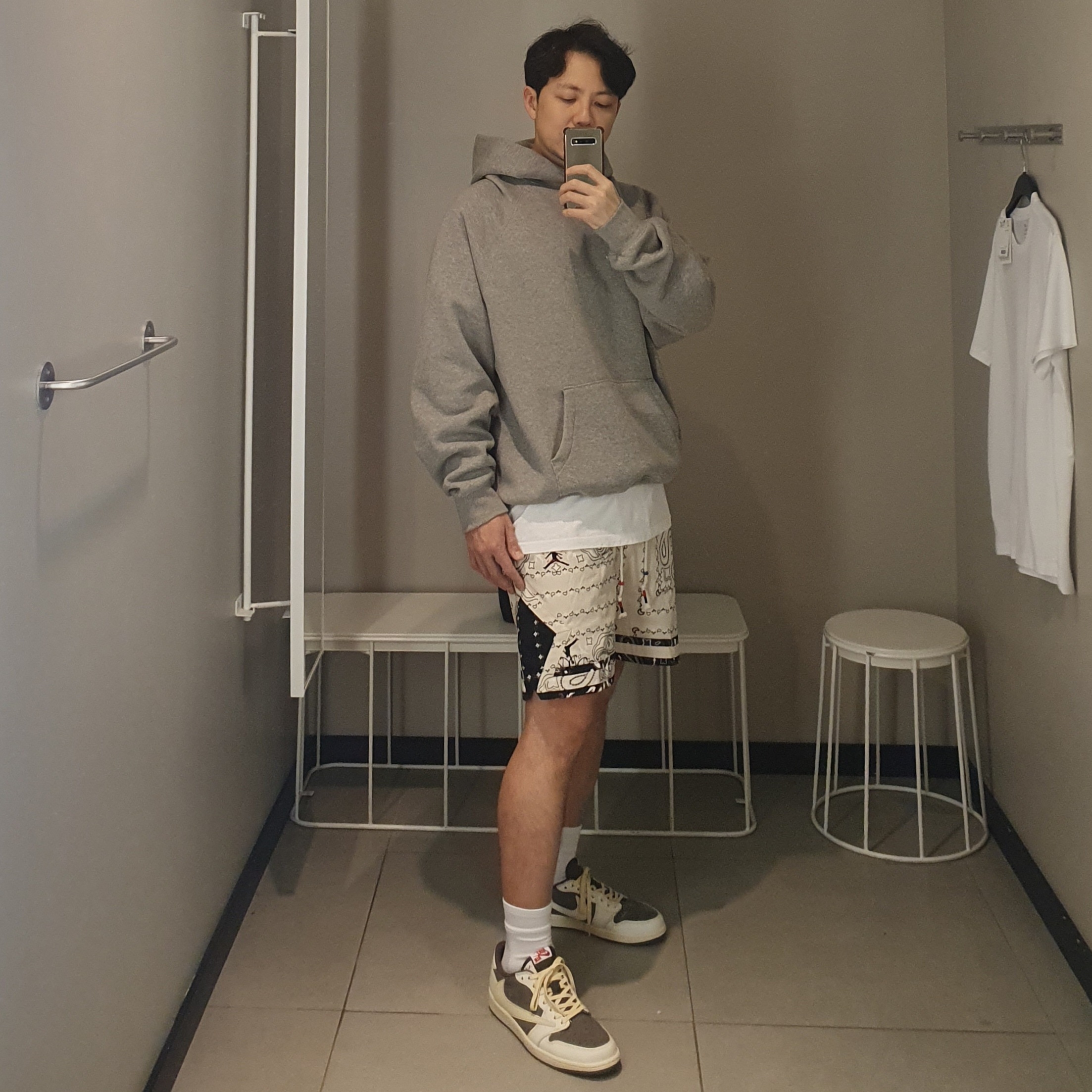 Jordan 1 x Travis Scott Retro Low OG SP Sail and Ridgerock, Jordan x Travis Scott Shorts Light Iron Ore - Asia 착용 스타일