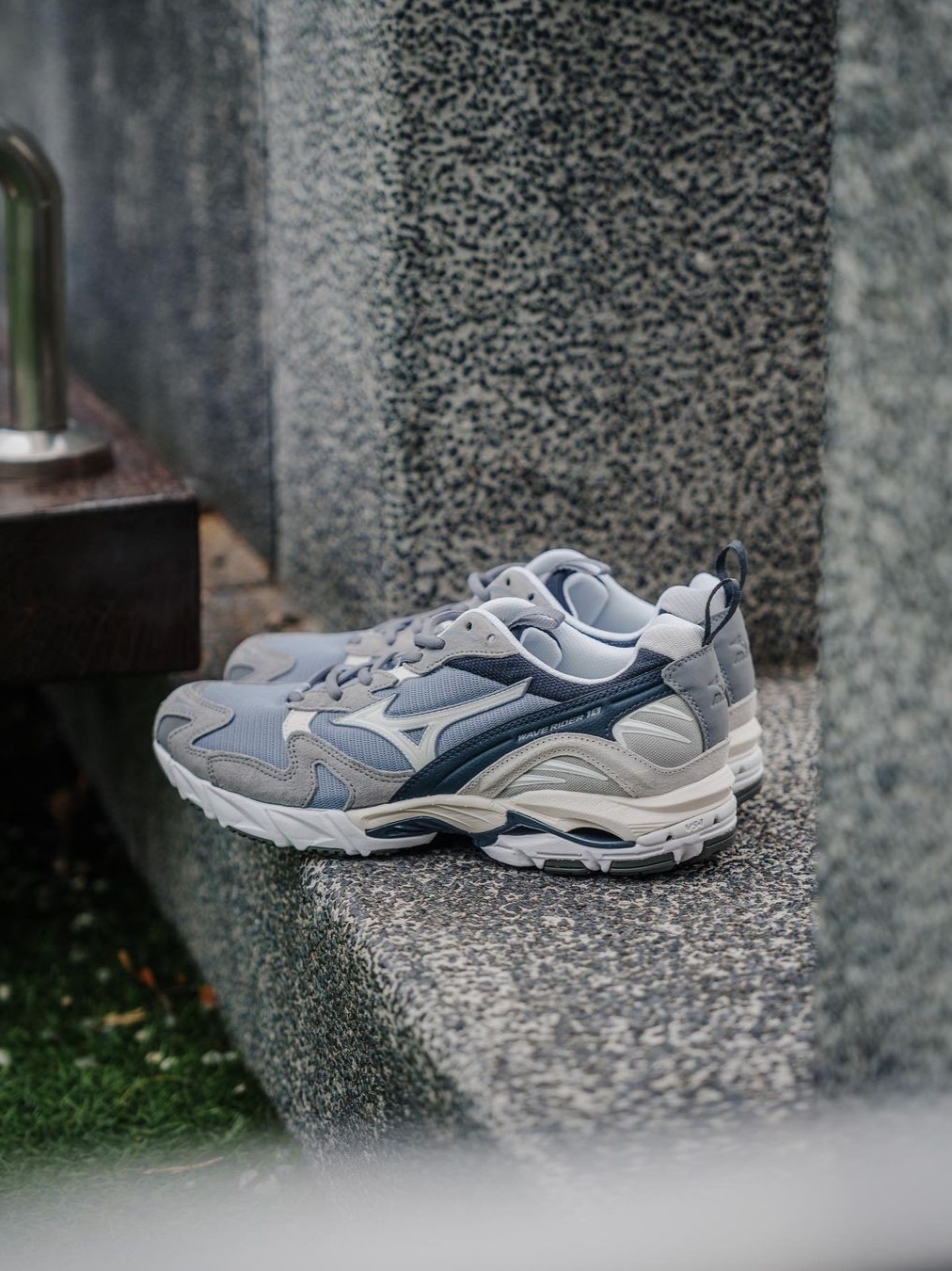 Mizuno Wave Rider 10 Tradewinds Snow White Nimbus Cloud 착용 스타일 - 2