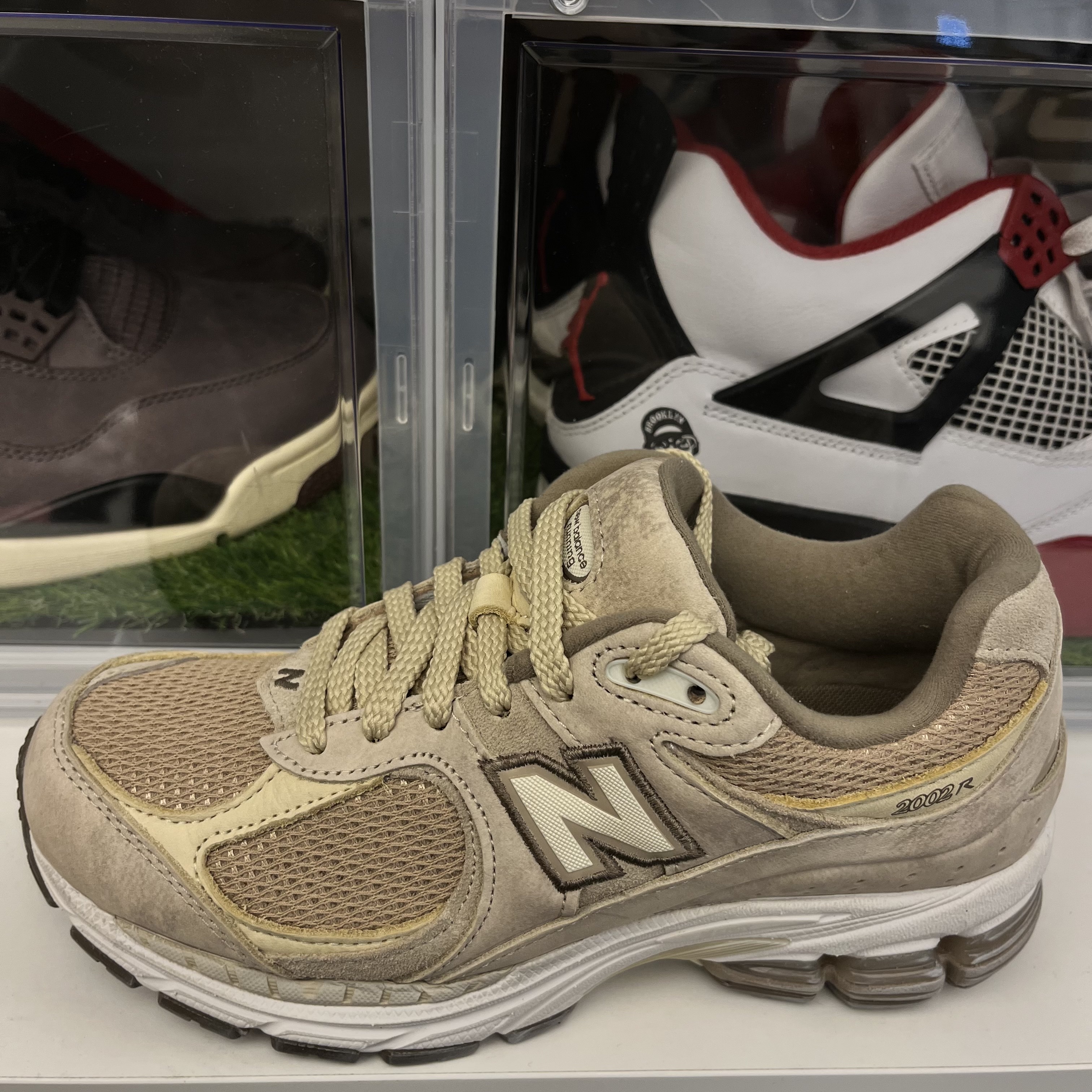 New Balance 2002R Khaki Marble 착용 스타일