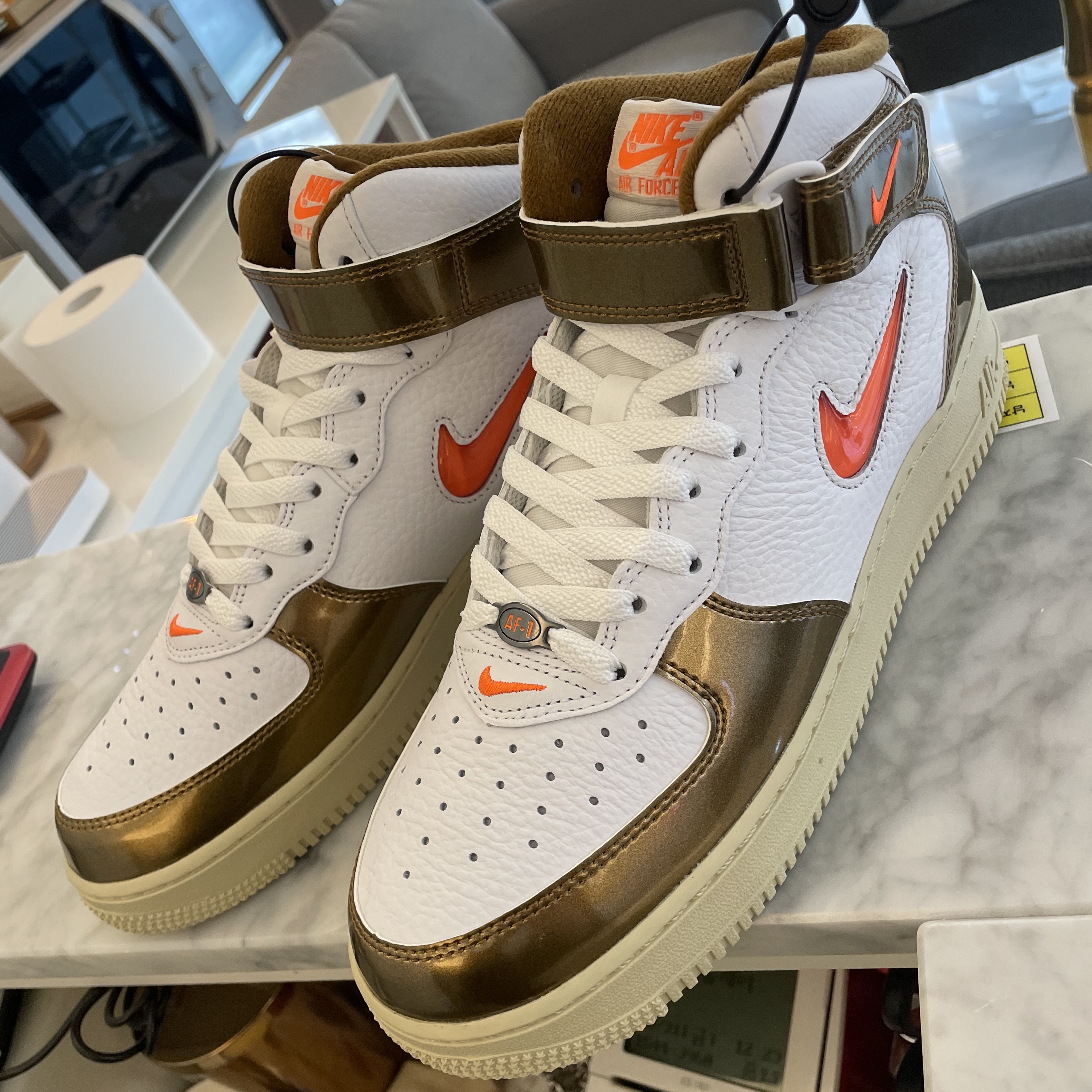 Nike Air Force 1 Mid QS Ale Brown 착용 스타일 - 1