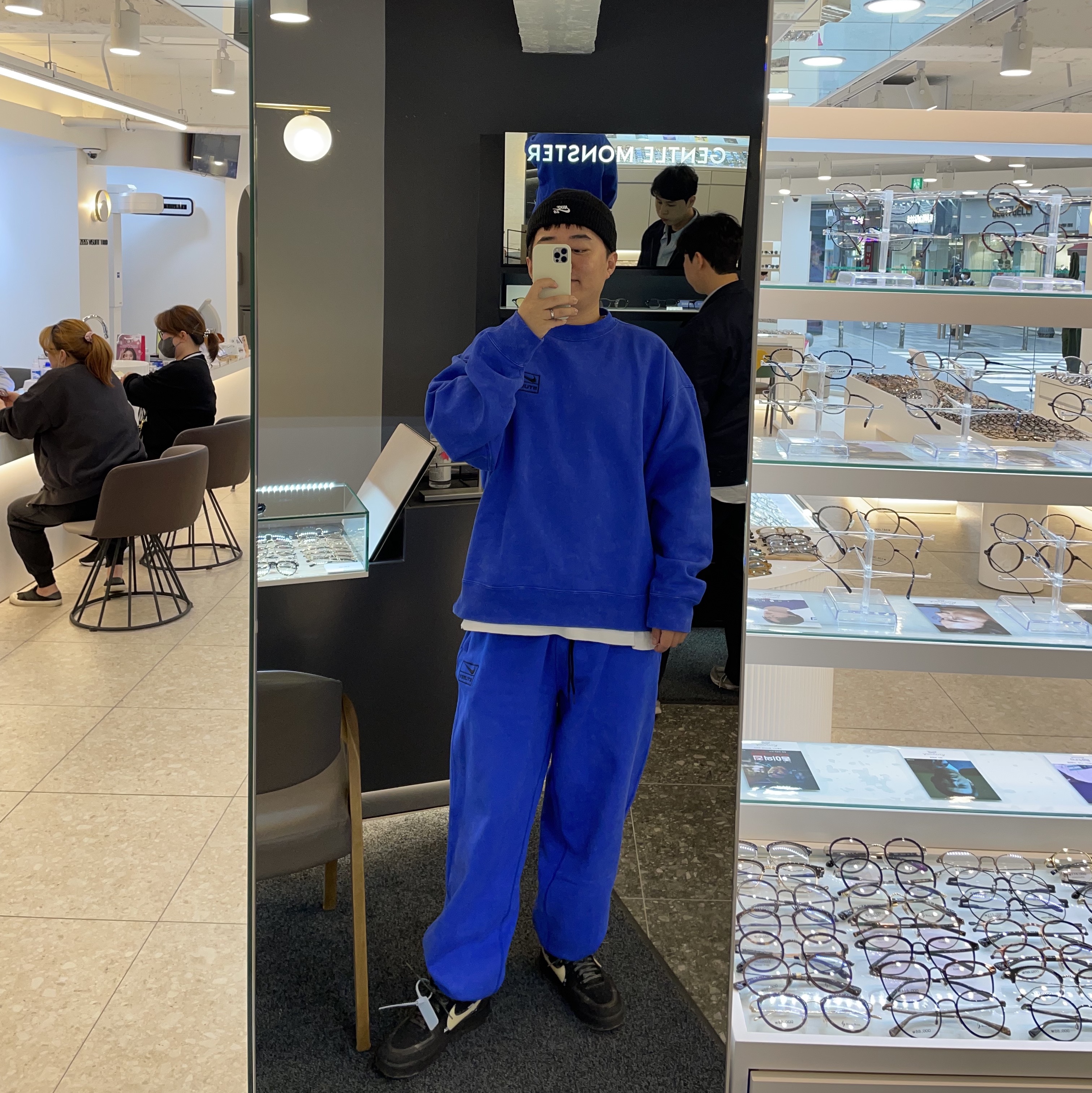 Nike x Stussy NRG Acid Washed Crewneck Game Royal (DR4024-480), Nike x Off-White Air Force 1 Low Black White 착용 스타일