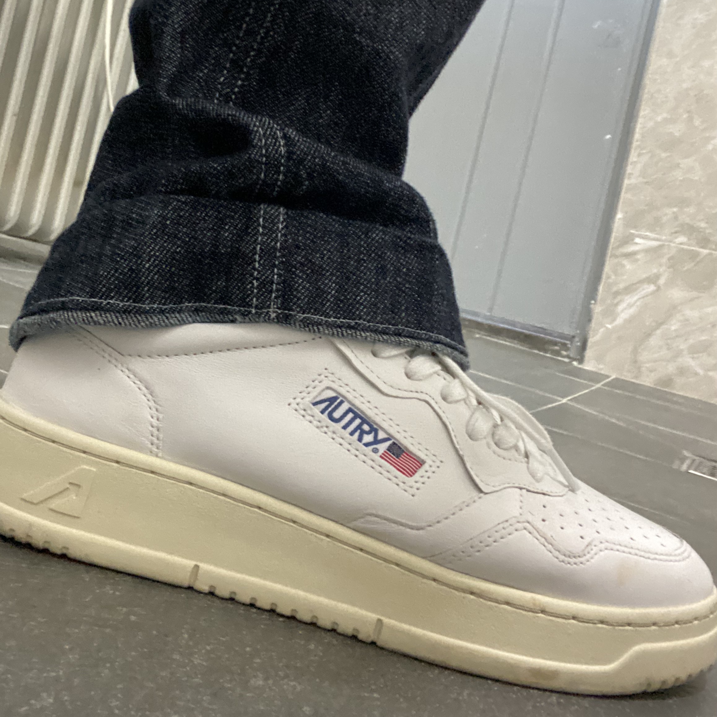 Autry Medalist Low Goatskin Sneakers White 착용 스타일